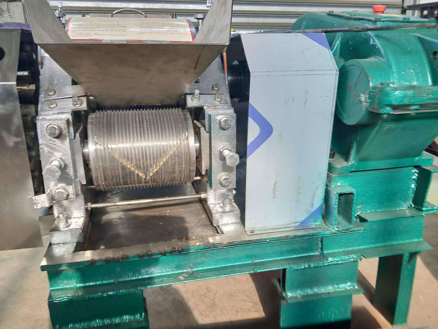 榨糖设备哪里有 大型甘蔗榨汁机带电机的价格价格 1吨--25吨/小时