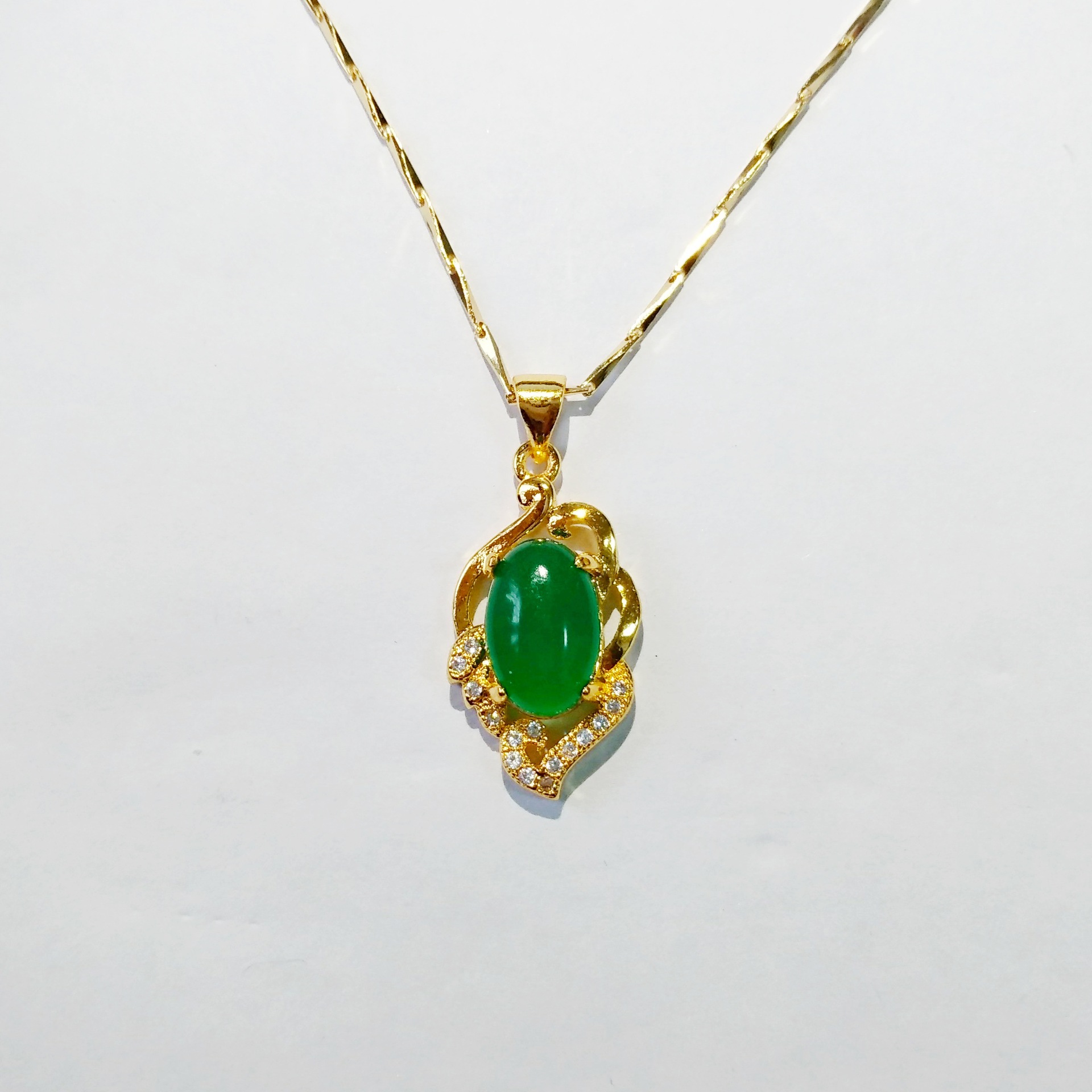 源头工厂批发叶子型绿宝石吊坠绿玉髓女式项链镂空树叶绿水晶项链