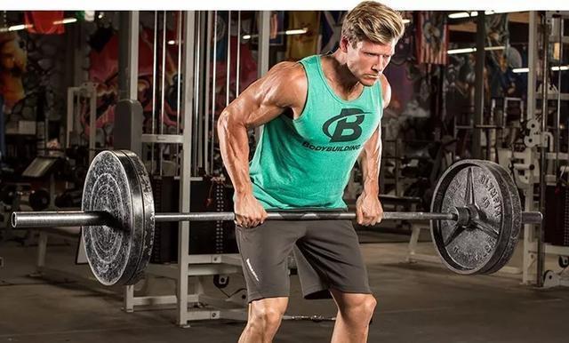 这时候用到的意念方式也是一样,手臂只是勾住杠铃不掉落