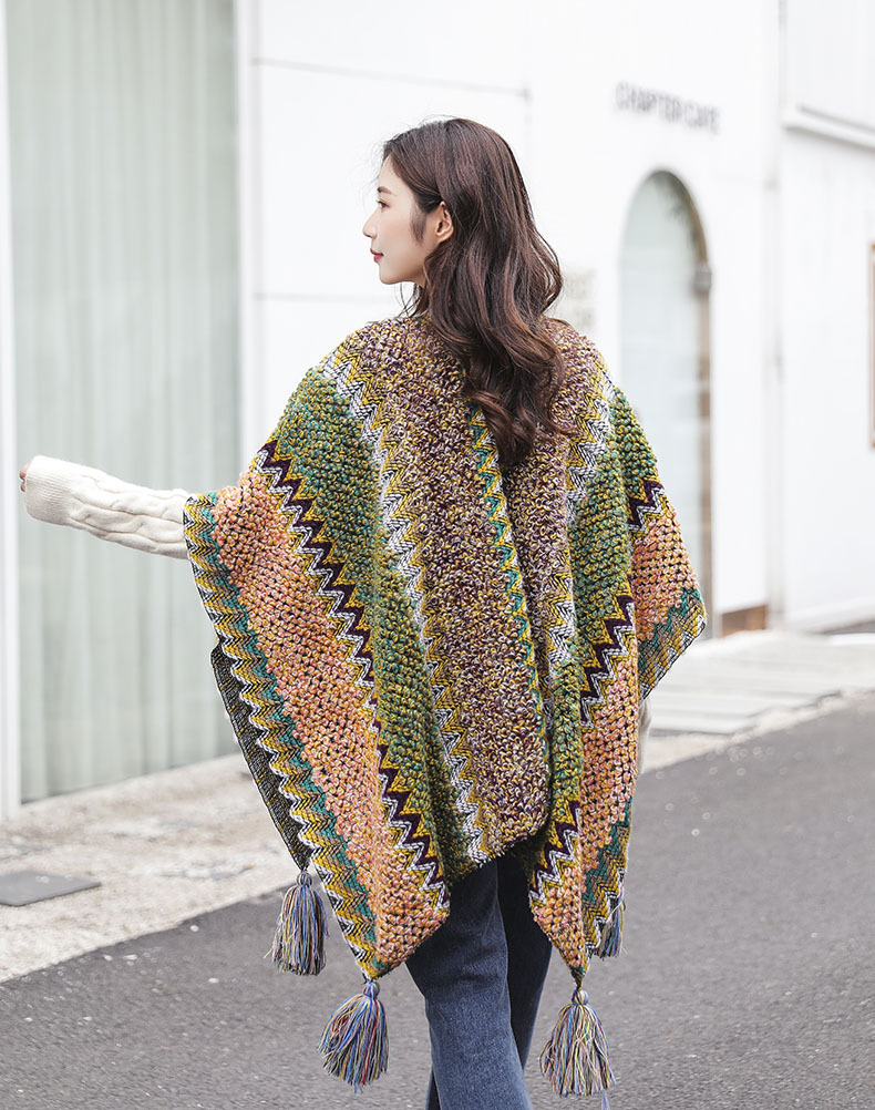 新款民族风斗篷披肩针织秋冬挂球围巾女大披风潮厂家直批一件代发