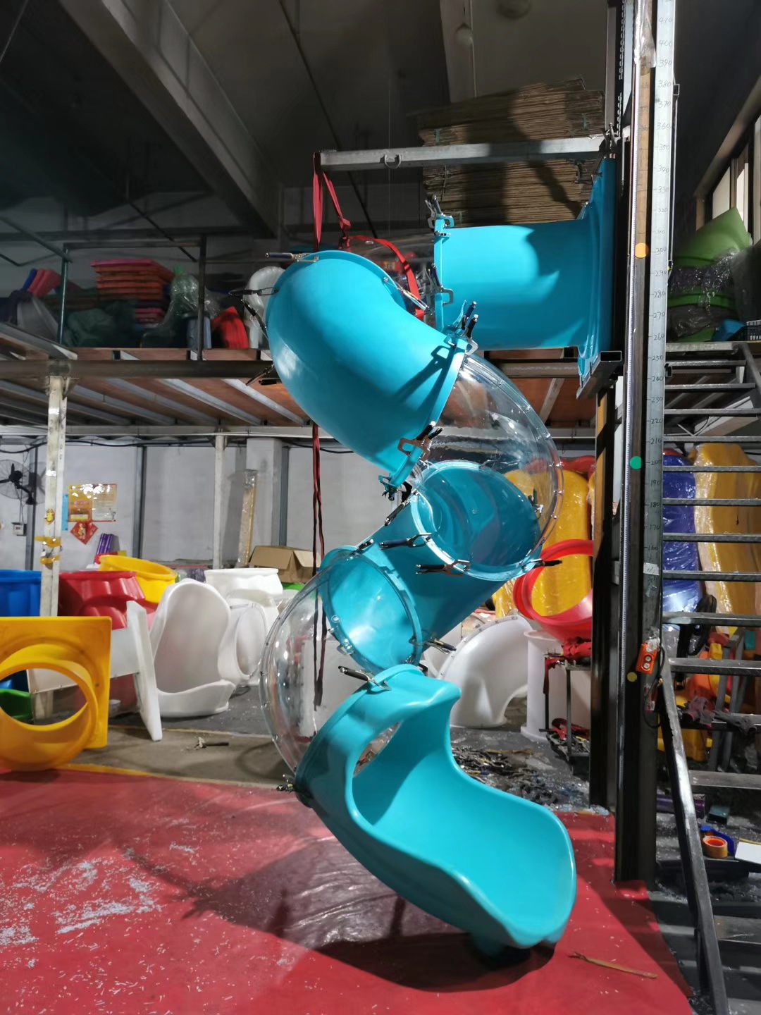 厂家直销室内民宿透明滑梯幼儿园家用拼接旋转塑料透明桶滑梯定制