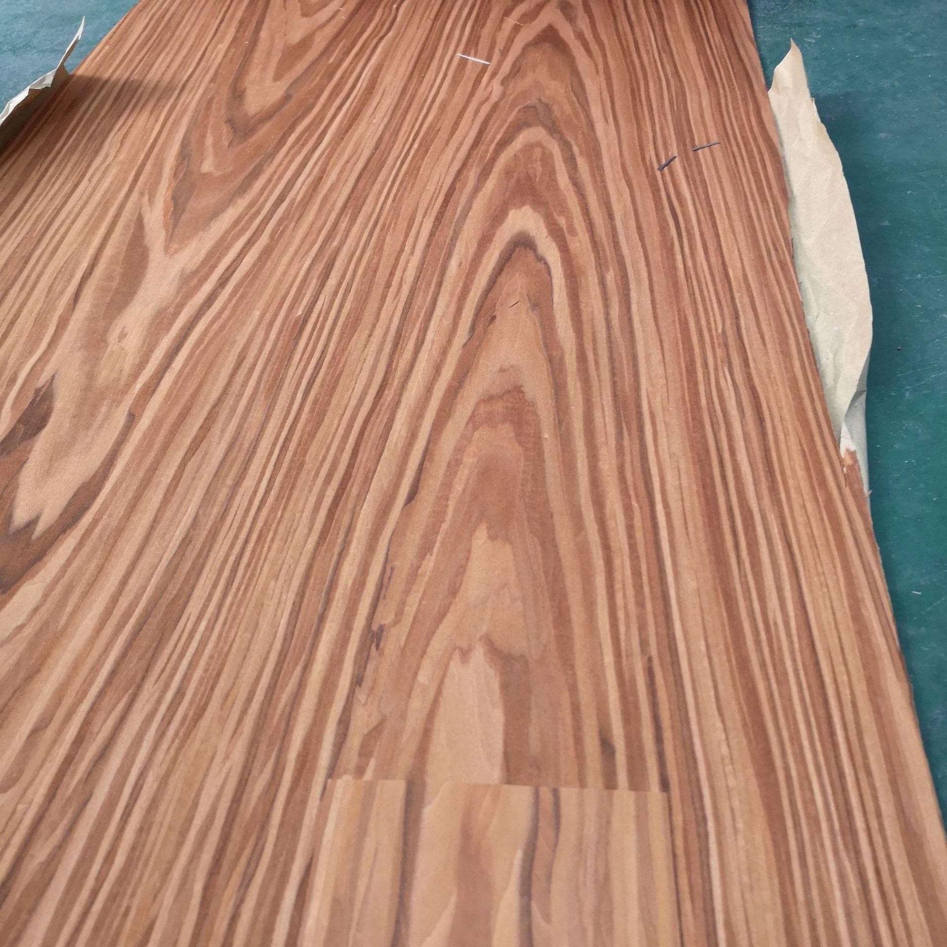 批发酸枝花纹山纹木皮 可贴无纺布贴板封边酒店装修专用科技木皮