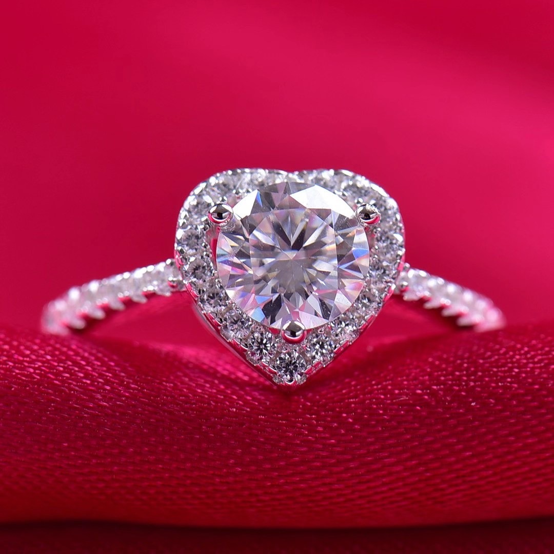 厂家直销莫桑钻直臂爱心款戒指女心形一克拉婚戒一件代发招代理