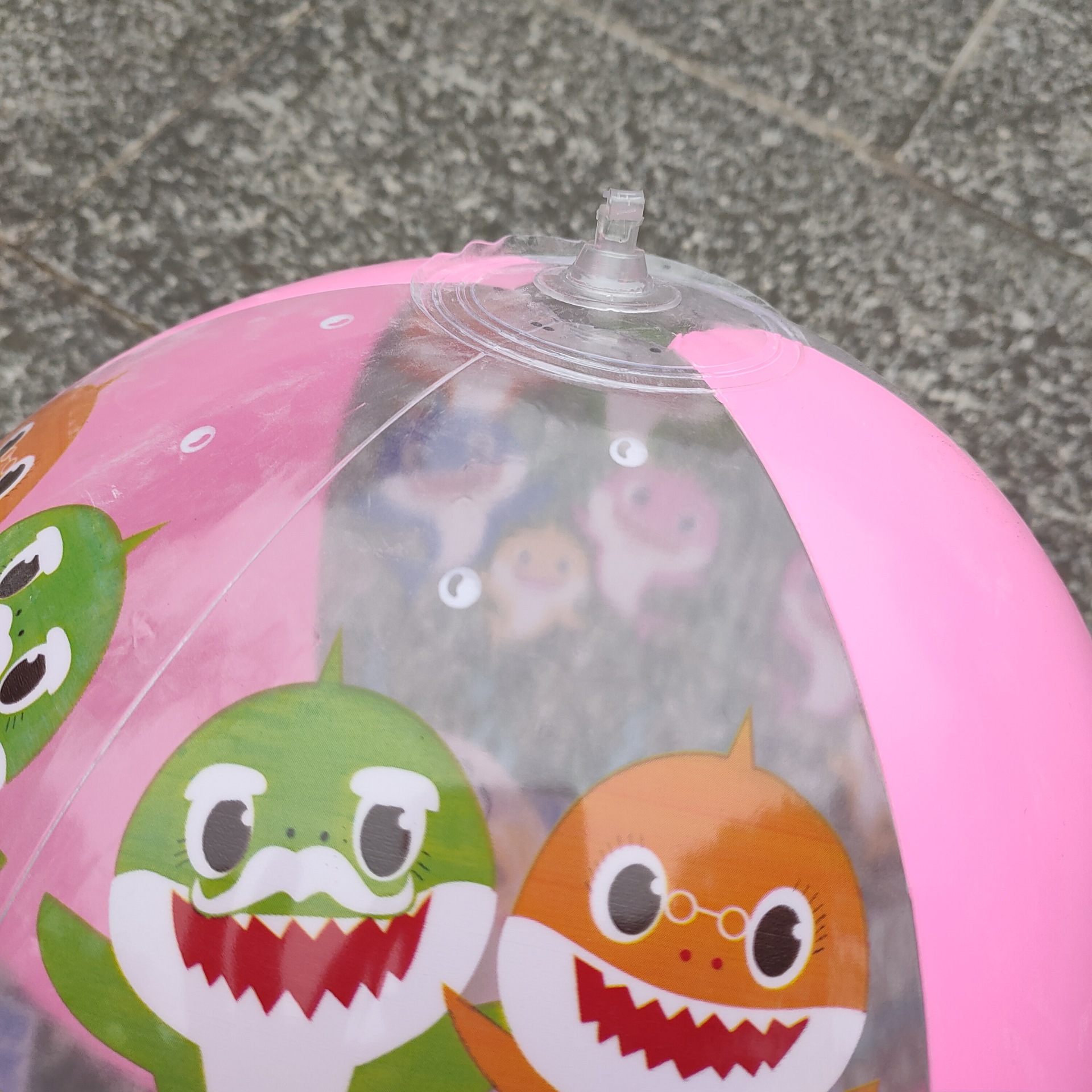 直径约35cm产品名称:充气球中球 沙滩球 皮球大的缺点:容易漏气(我们