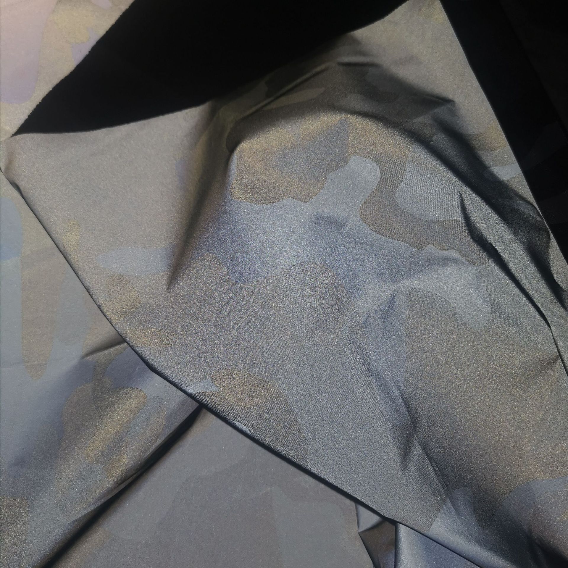 厂家供应 耐水洗风衣迷彩高亮反光布 涤塔夫底灰色反光布印花面料