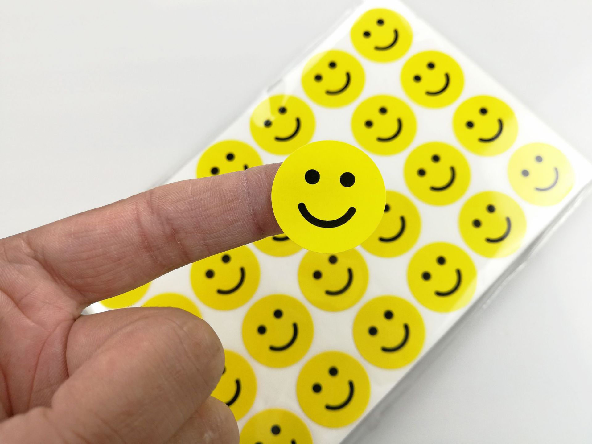圆形笑脸表情贴幼儿园25mm笑脸不干胶贴纸学生家长奖励贴标签
