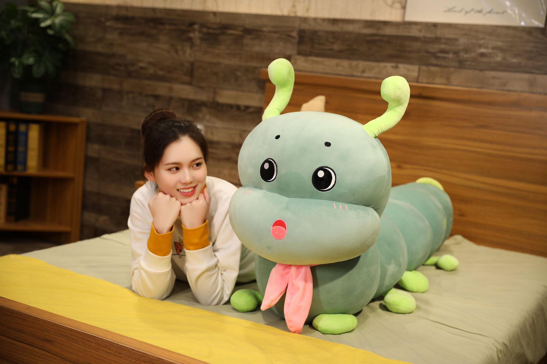 毛毛虫毛绒玩具布娃娃长条睡觉抱枕床上大虫玩偶可爱送儿童女孩