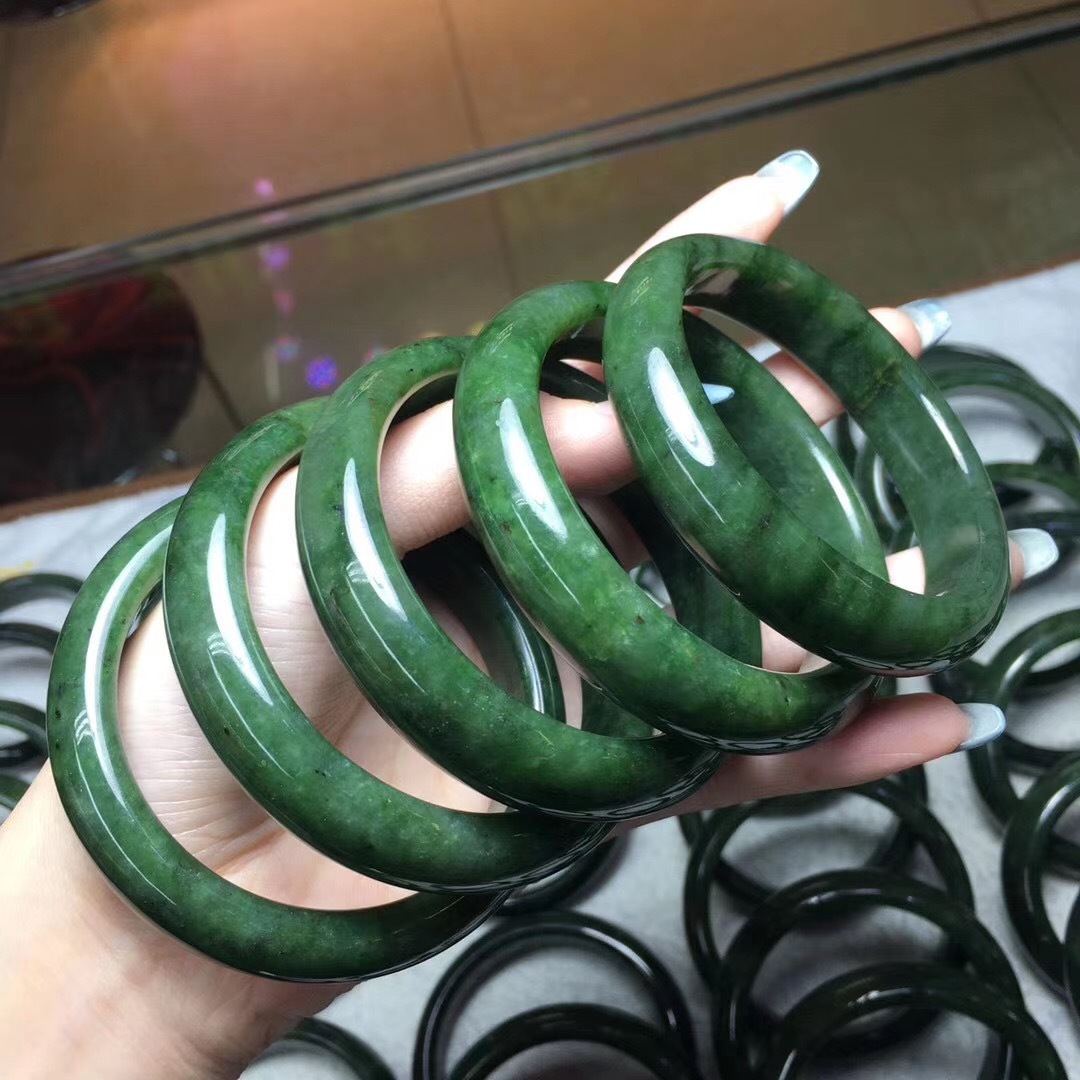 工厂直销 天然和田碧玉宽版手镯 水头足带黑点无裂 女士碧玉手镯