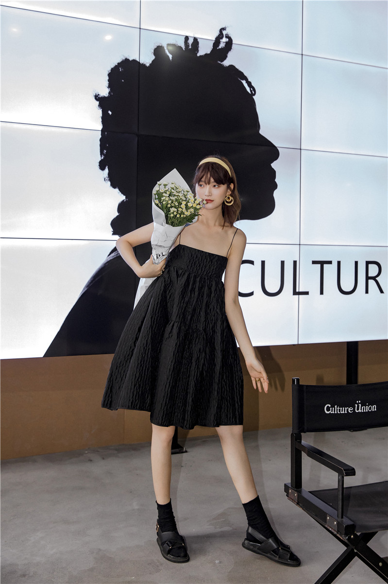 亚麻混纺缩褶泡泡纱蓬松吊带迷你连衣裙娃娃裙女