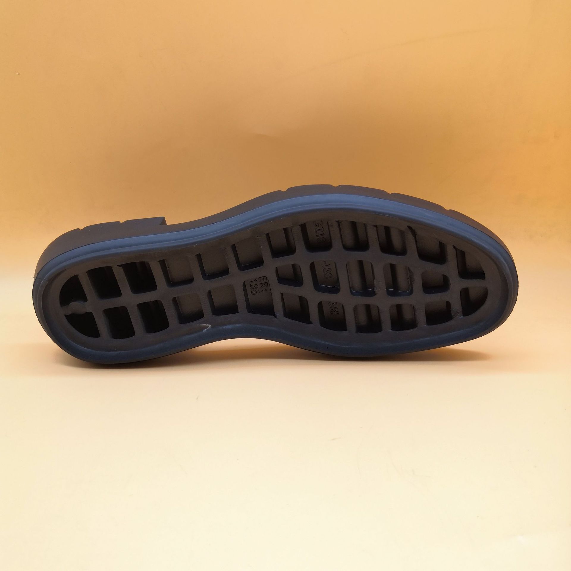 国足鞋材一次成型橡胶发泡鞋底ip轻便高弹防滑耐磨大底