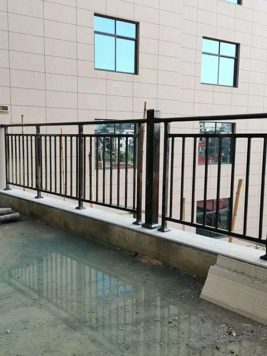 黑色竖管护栏窗台安全防护阳台护栏建筑楼层护栏小区玻璃观景护栏