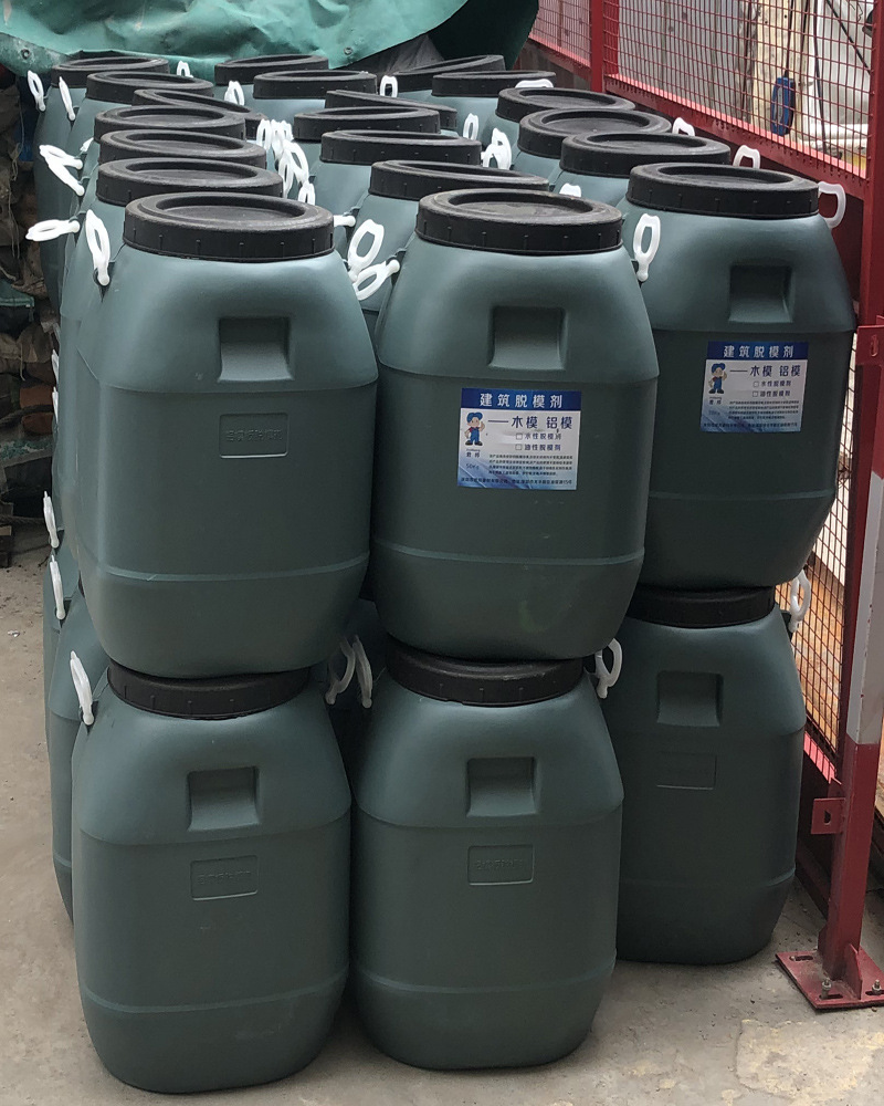 会在模板上涂刷废机油,水性脱模剂及油性脱模剂的出现会代替废机油