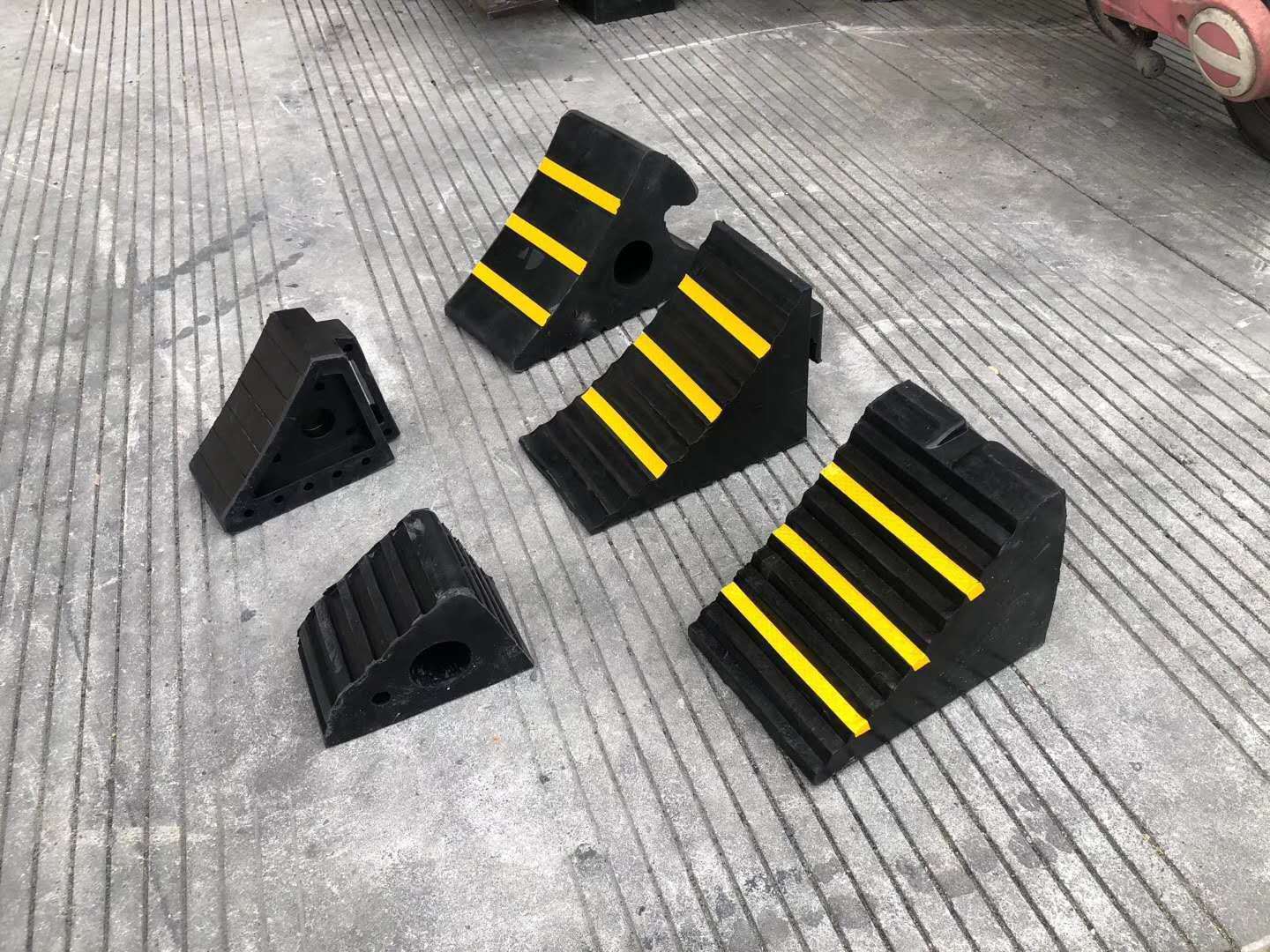 厂家直销 橡胶止退器 橡胶三角木挡车器 汽车货车止滑器