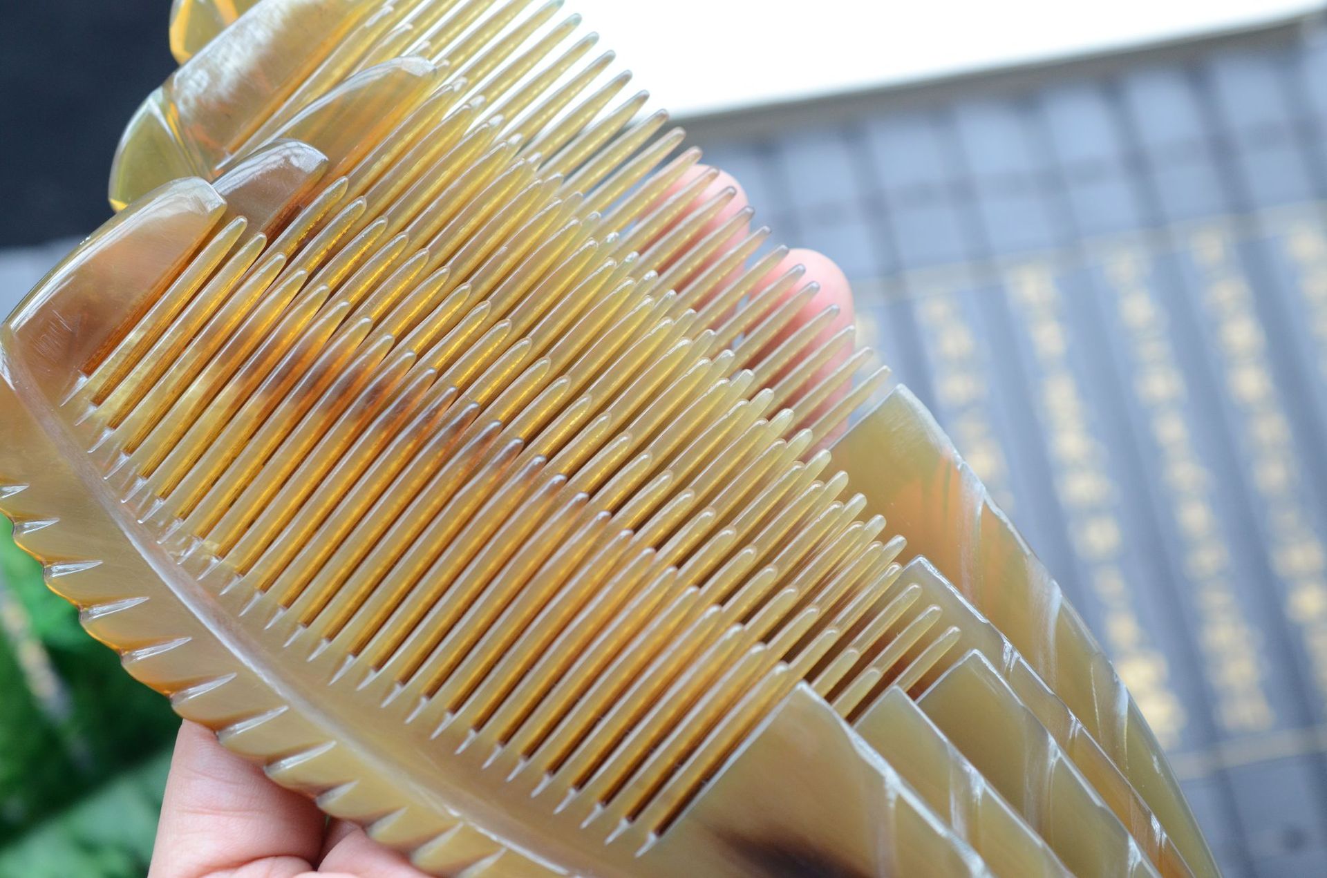 厂家批发天然纹路尖尾黄牛角梳 22cm不伤头厚柄按摩顺发梳子代发