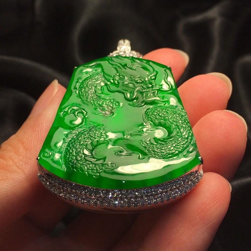 新款冰种帝王绿翡翠男士龙牌吊坠 男士18k金镶嵌冰种翡翠吊坠项链