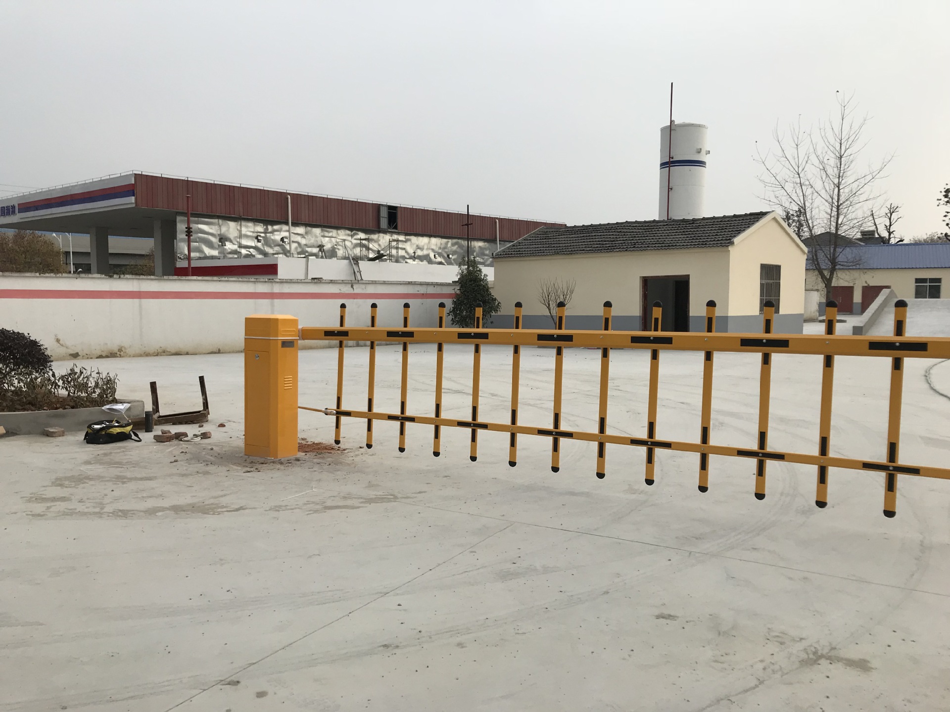 南京百胜【606栅栏道闸配5米黄黑双层杆】工厂企业门口的更佳选择