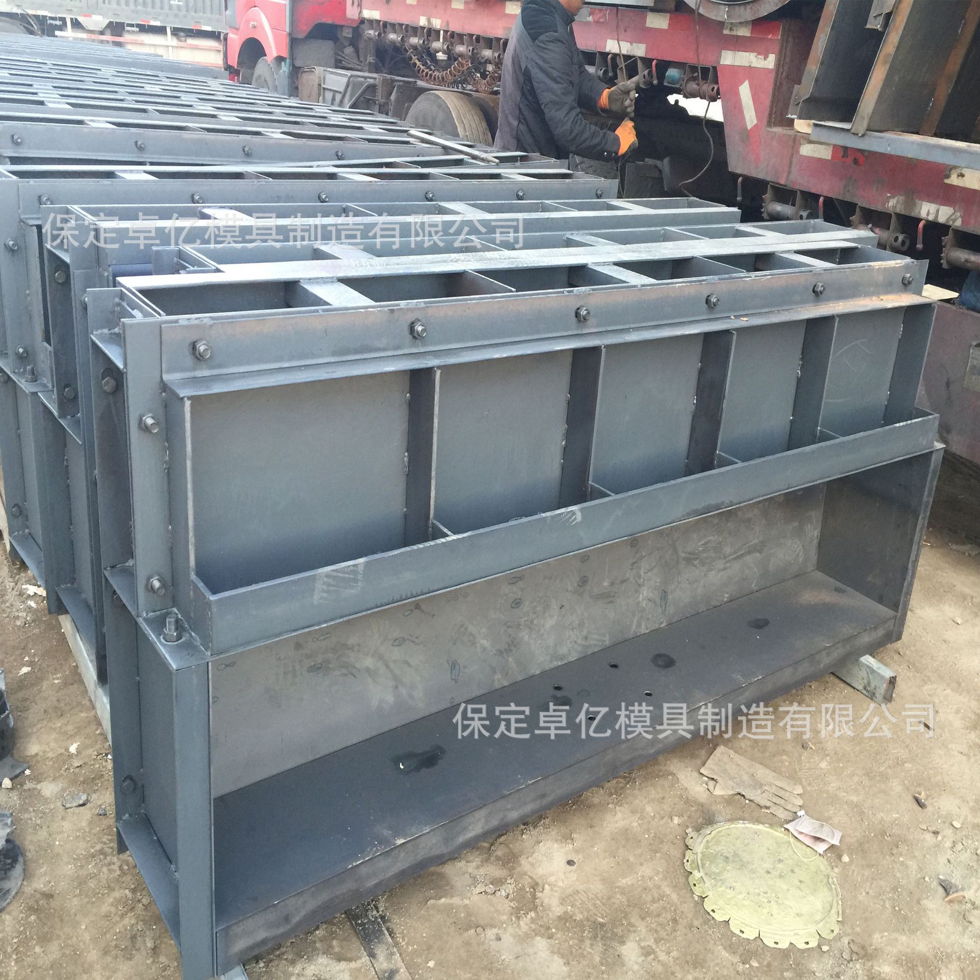 高铁混凝土遮板模具 混凝土栏杆遮板钢模具模板 源头厂家质量保证