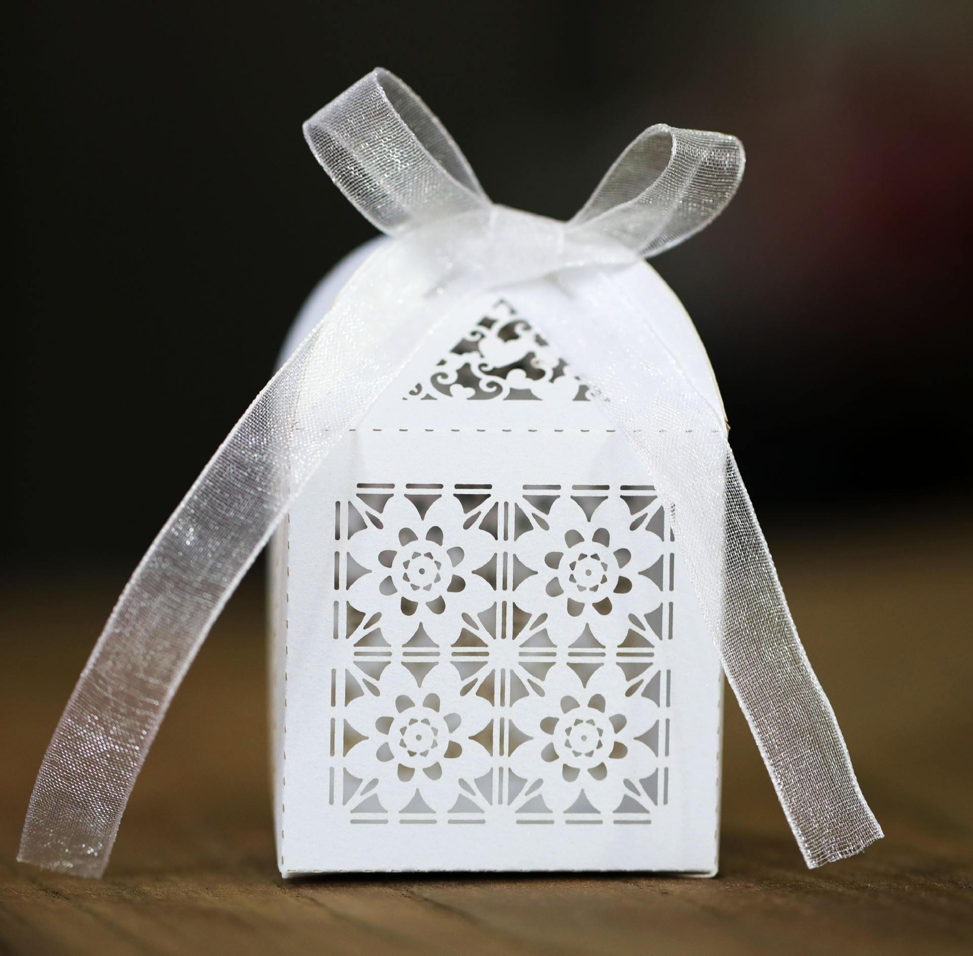 亚马逊激光镂空包装盒 玫瑰花纸盒 节日巧克力窗花喜糖盒福建批发