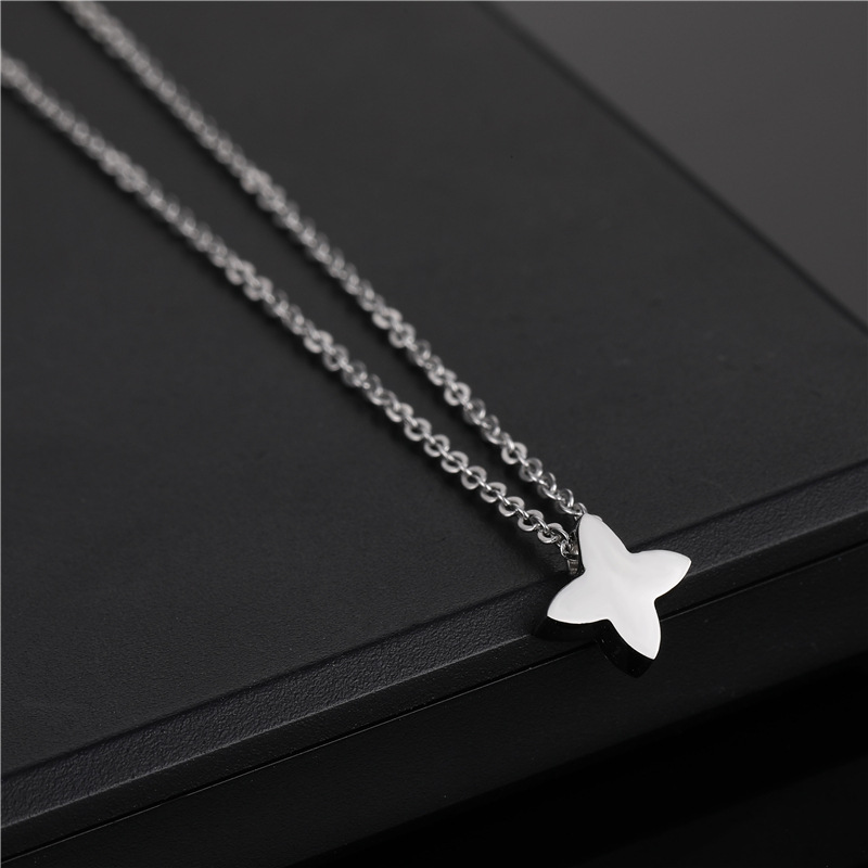 European and American Simple Jewelry Stainless Steel Pendant Necklace Female Stylish Glossy Clover Necklace Titanium Steel Jewelry Wholesale