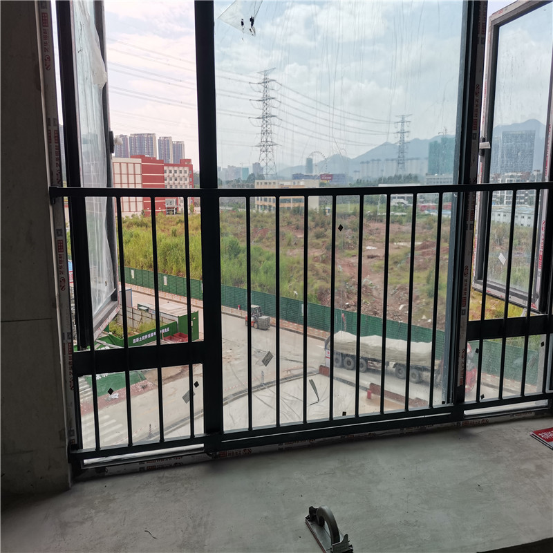 工程楼盘铝合金玻璃护栏 夹胶玻璃栏杆 立柱阳台 锌钢玻璃防护栏
