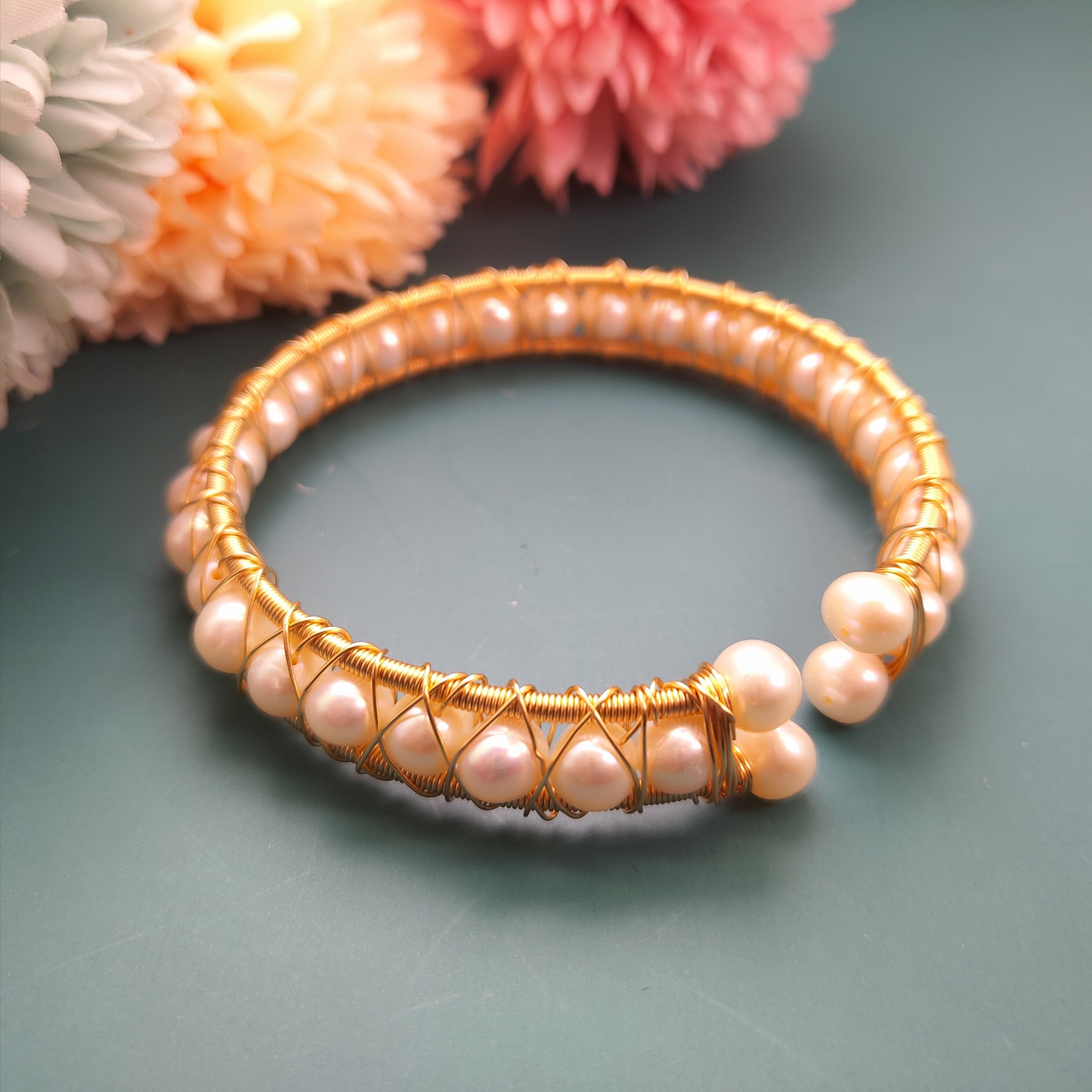 天然珍珠手镯女轻奢侈设计金色绕线开口手环可调节复古手链