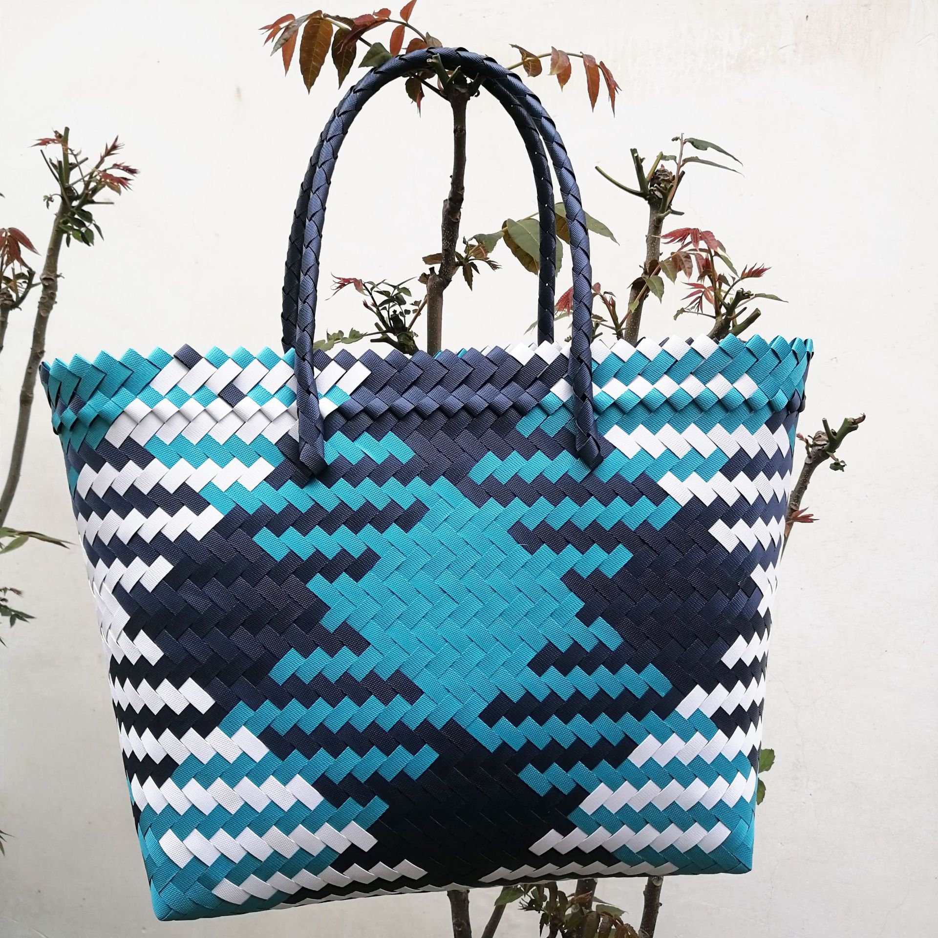 莱州手工塑料编织包防水手提沙滩包购物包袋韩版休闲菜篮子包批发