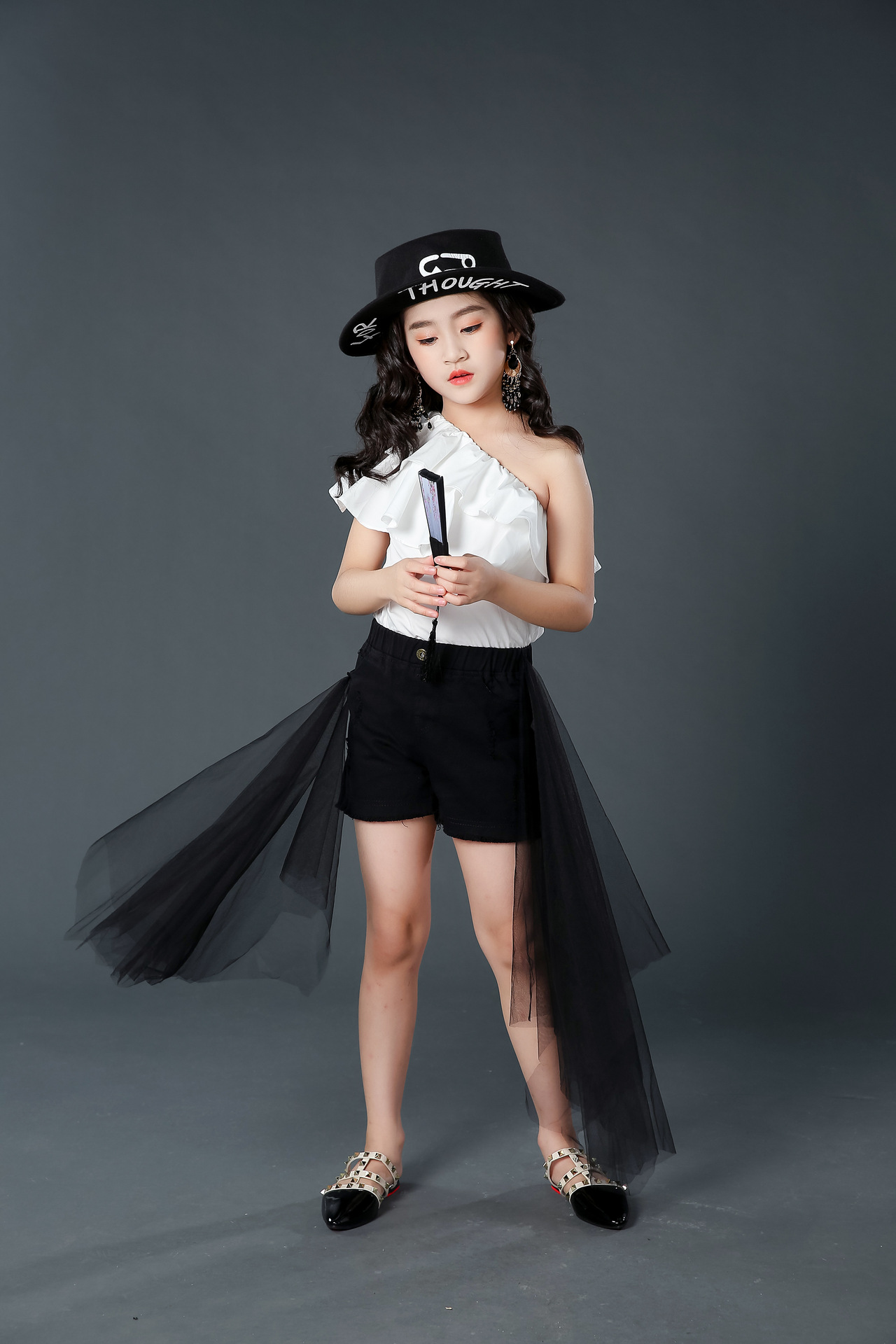 女童荷叶肩走秀潮服时尚儿童模特比赛演出服黑白色车模摄影酷礼服