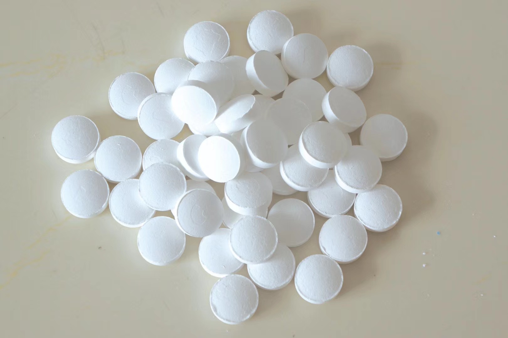 泳池消毒片家用84泡腾片学校工厂含氯消毒丸浴池消毒液