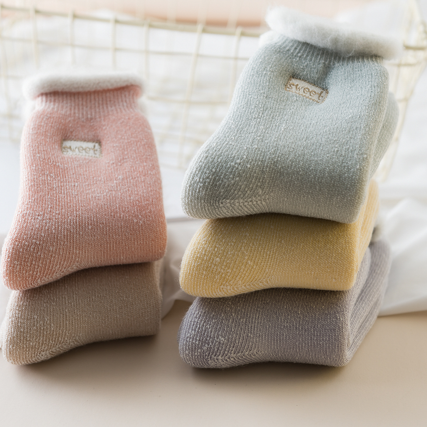 中筒加厚韩版秋冬女网棉袜字母保暖毛绒红加绒成人雪地袜子