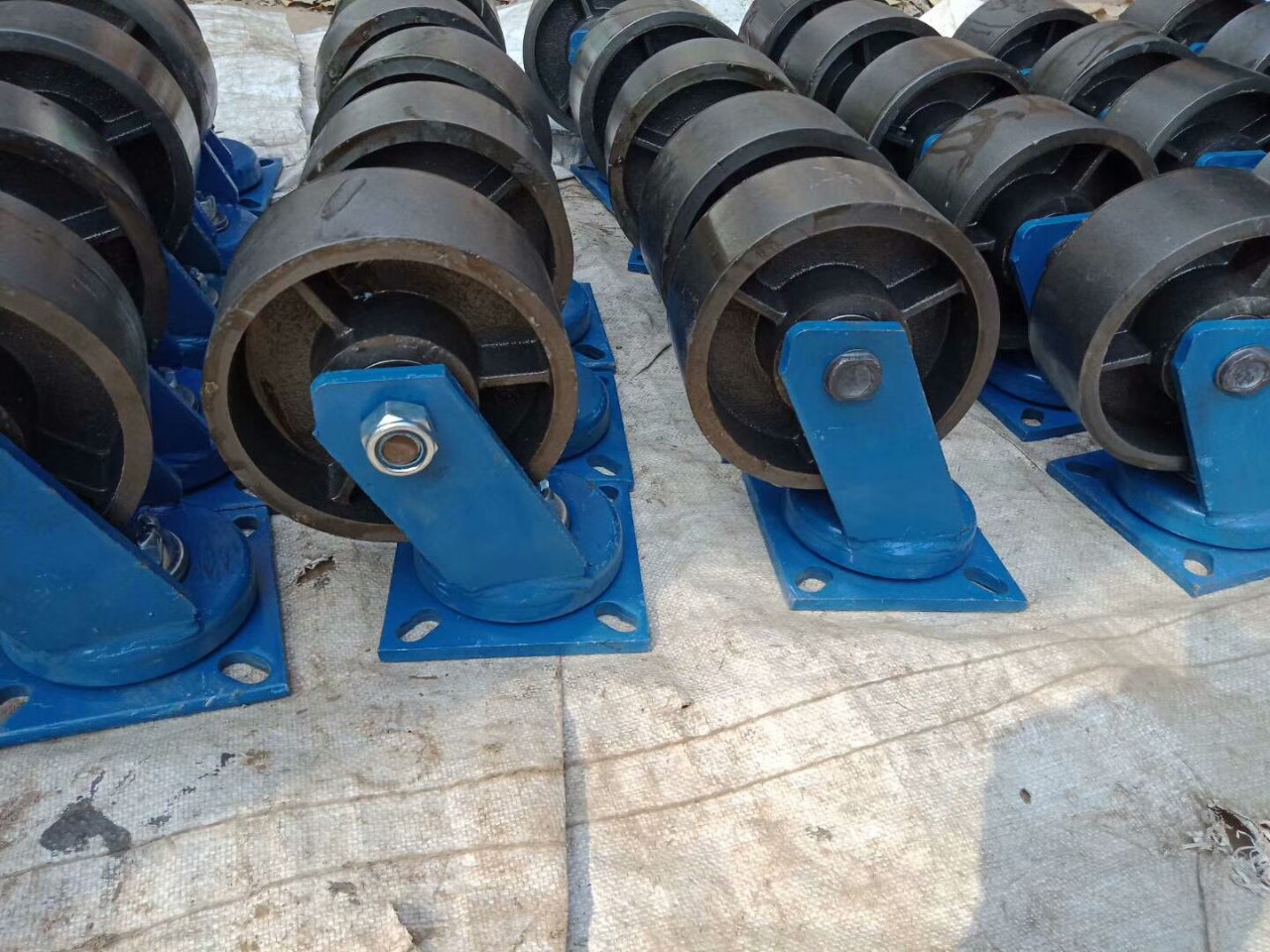 耐高温铁轮定做大型工业推车脚轮超重型轮滑轮轨道轮