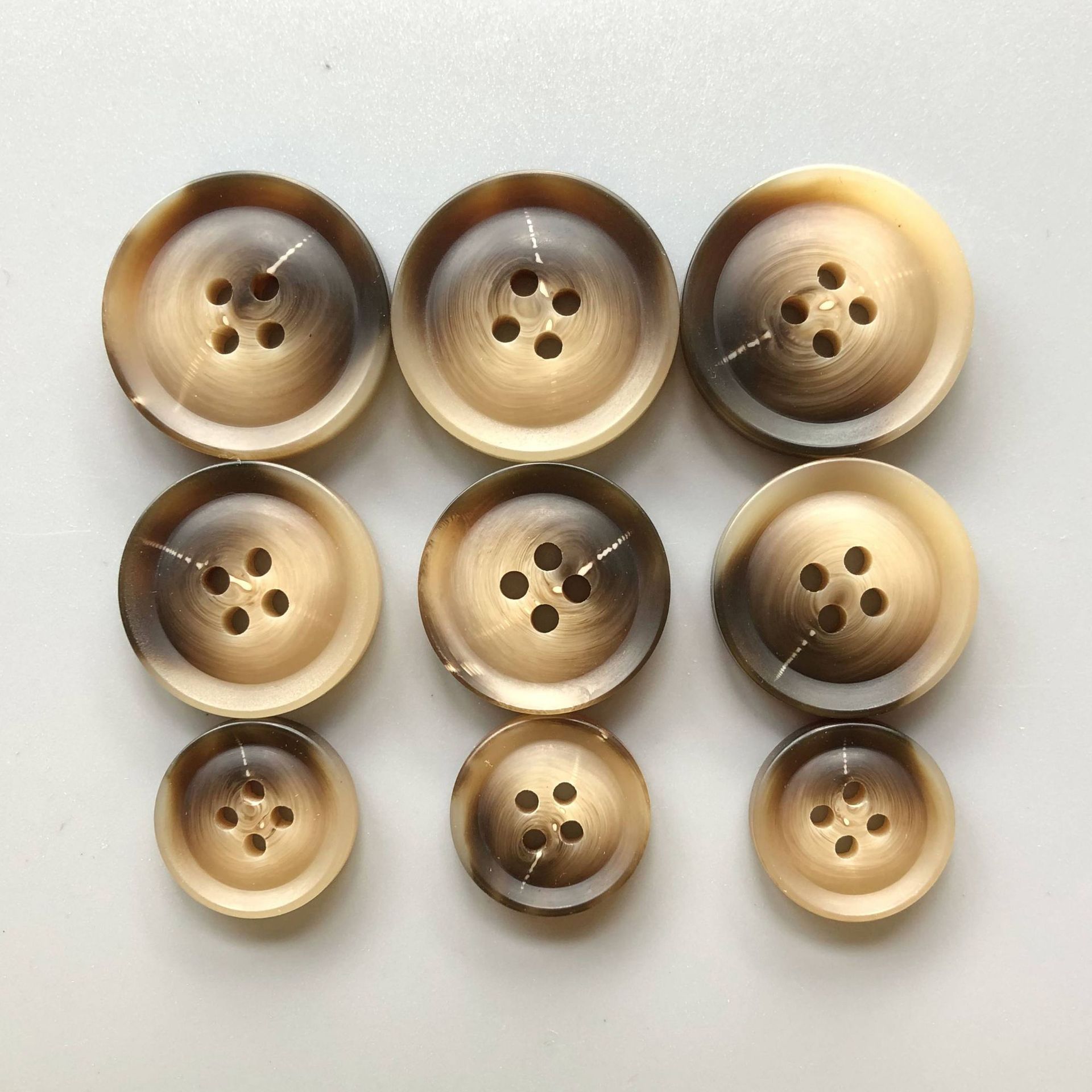 圆形四眼树脂纽扣时尚男士大衣扣子棒花钮扣仿牛角钮扣花纹扣