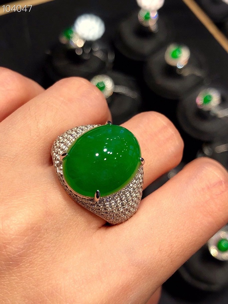 时尚大气阳绿翡翠蛋面男戒 霸气18k金满天星款镶钻翡翠男士戒指