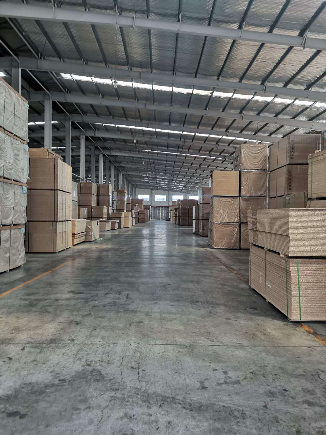 厂家直销mdf中纤板8mm密度板多种规格刨花板颗粒板三聚氰胺贴面板