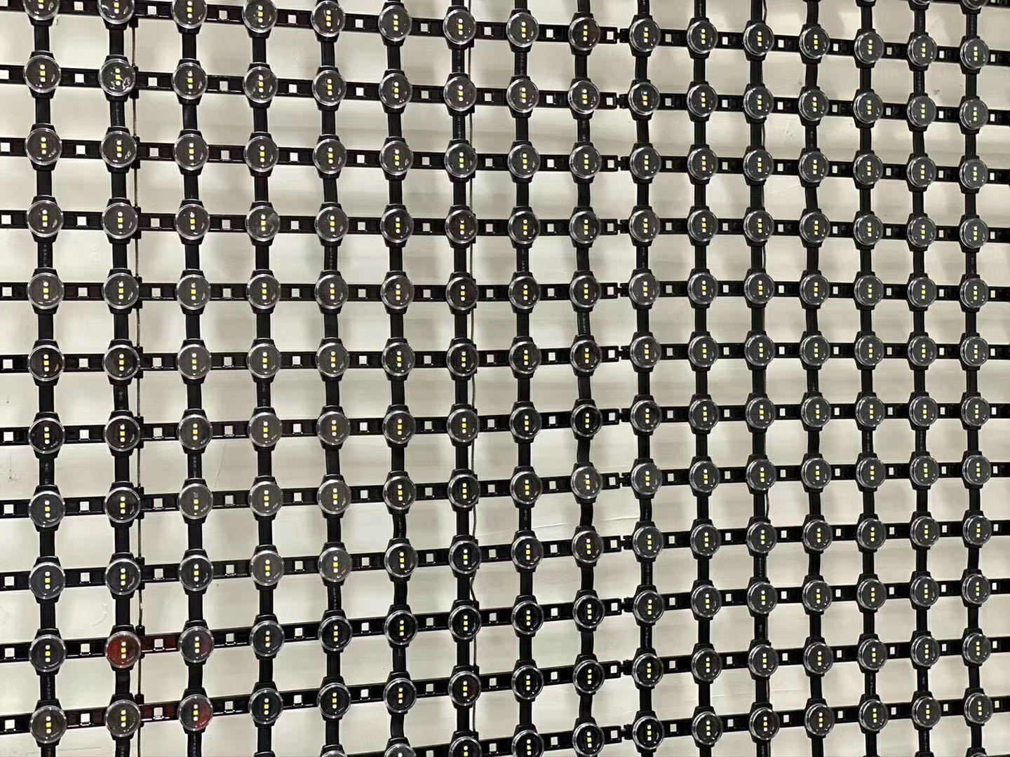 深圳厂家直供led网格屏,可定制批发,适用楼宇公园