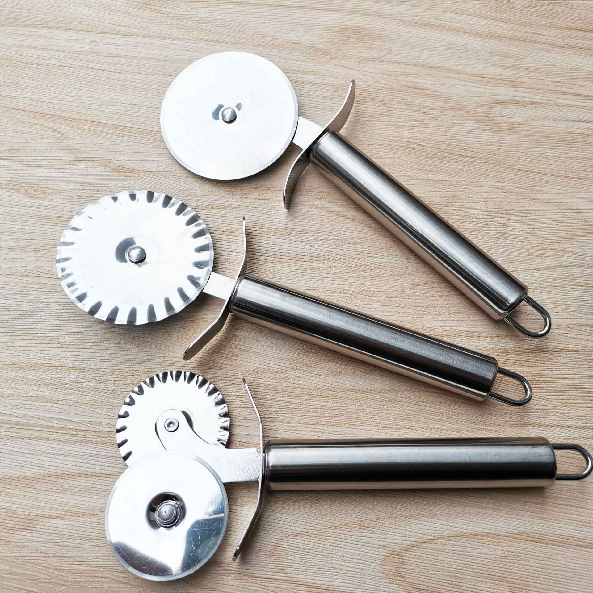 供应不锈钢厨房滚轮刀烘焙多功能滚轮披萨轮刀出口薄饼切片刀批发