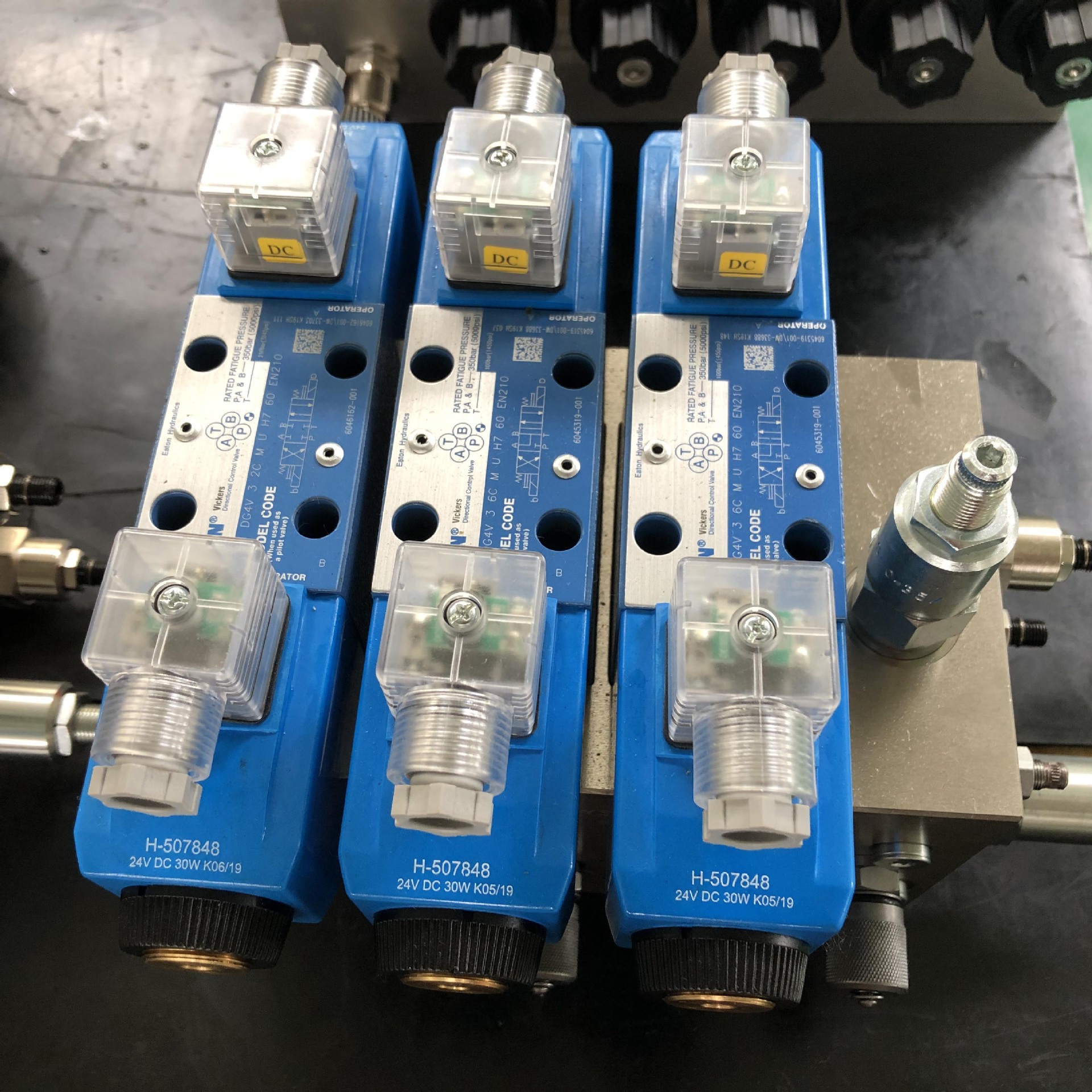 供应3餐厨垃圾车用美国伊顿液压阀组