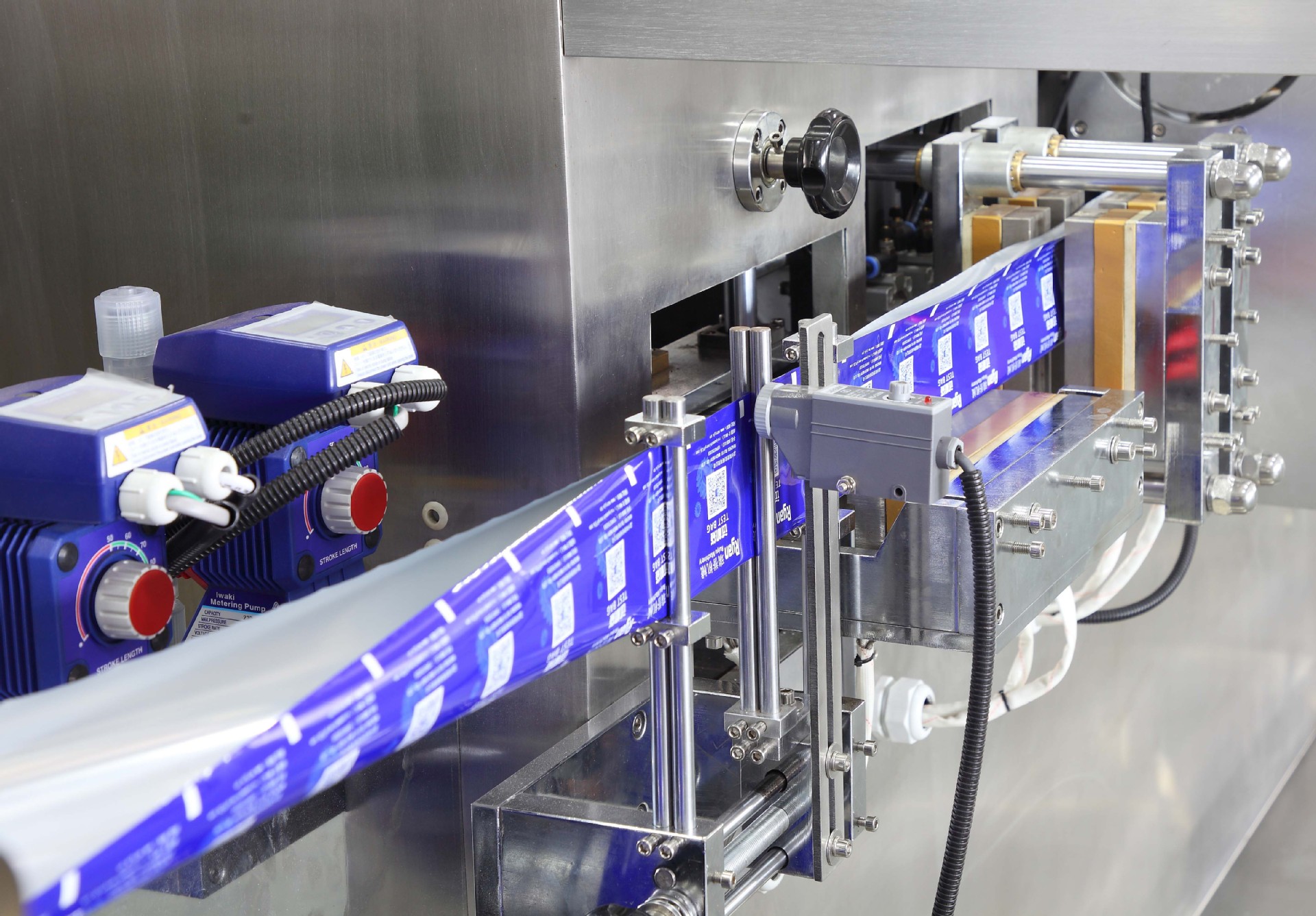 该机器连续性,稳定性强,适合生产各类四边封湿巾,酒精棉片,化妆棉等