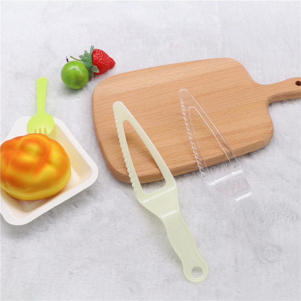 厂家批发蛋糕刀一次性塑料刀 三角托刀 生日蛋糕刀独立包装