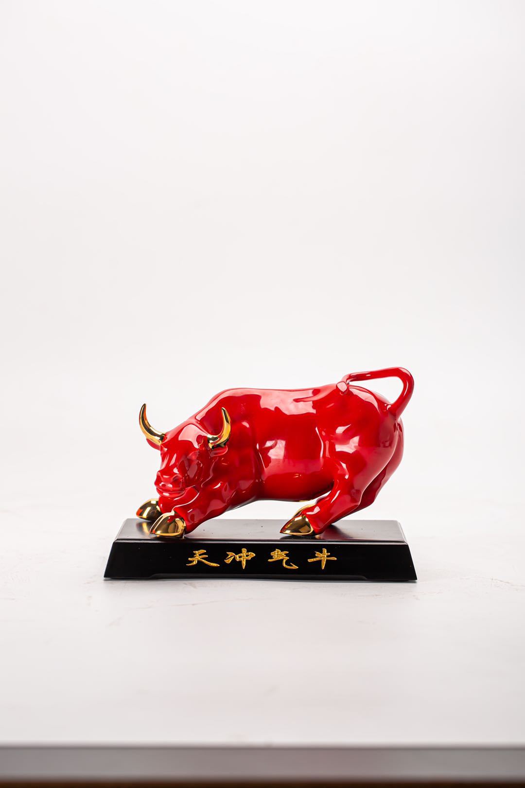 厂家牛年礼品摆件陶瓷描金大红牛华尔街牛镇宅风水招财生肖牛