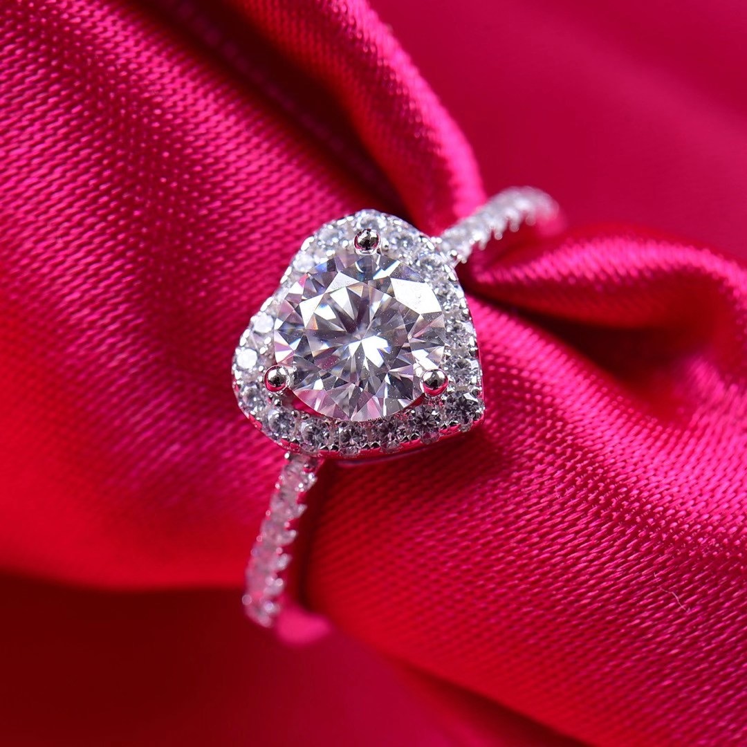 厂家直销莫桑钻直臂爱心款戒指女心形一克拉婚戒一件代发招代理