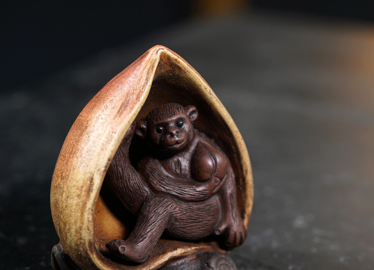 清代紫砂茶宠台湾回流紫砂摆件雕塑全手工灵猴献桃名家陈鸣远杂件