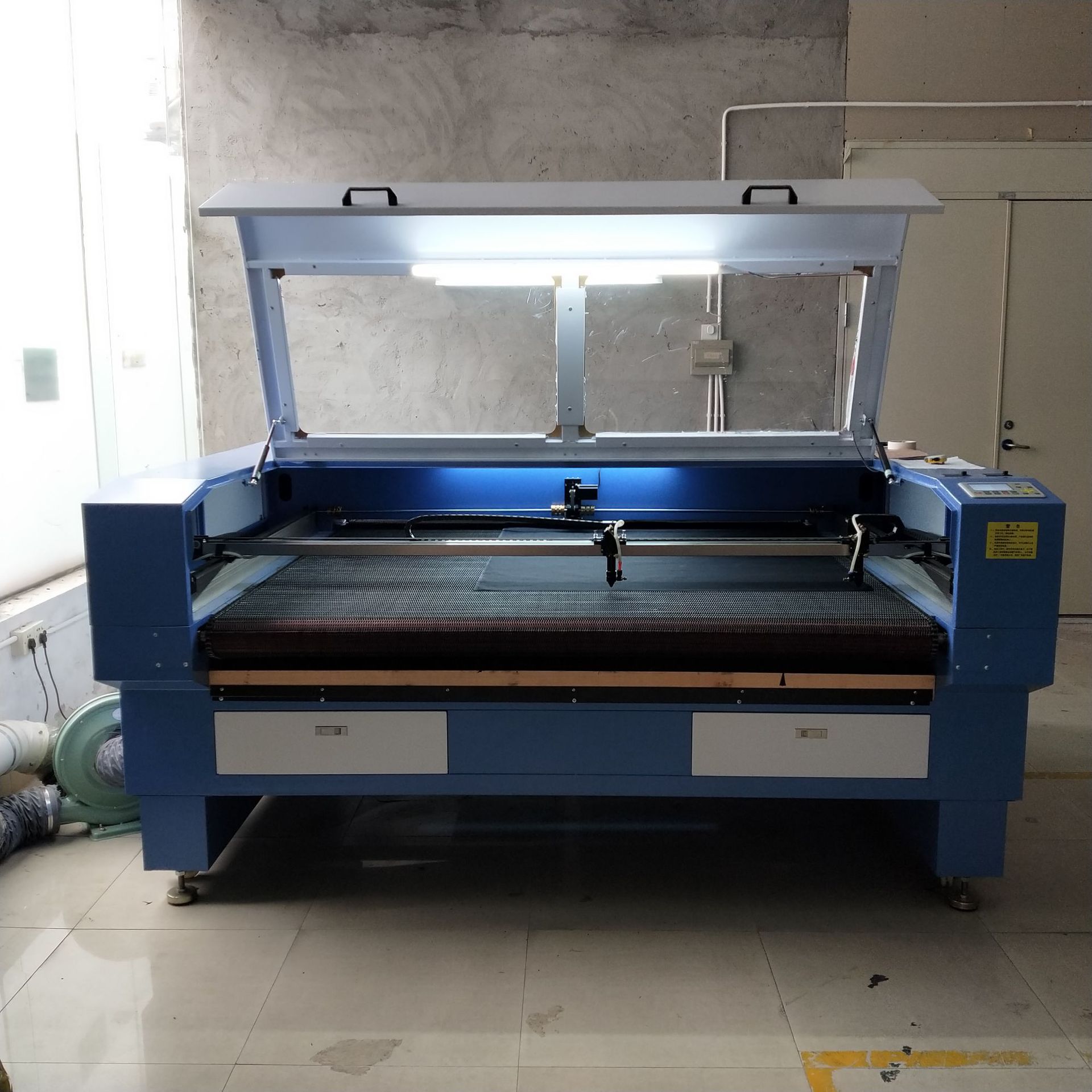 直供东莞皮革布料激光切割机服装布料打样机激光下料机裁剪机