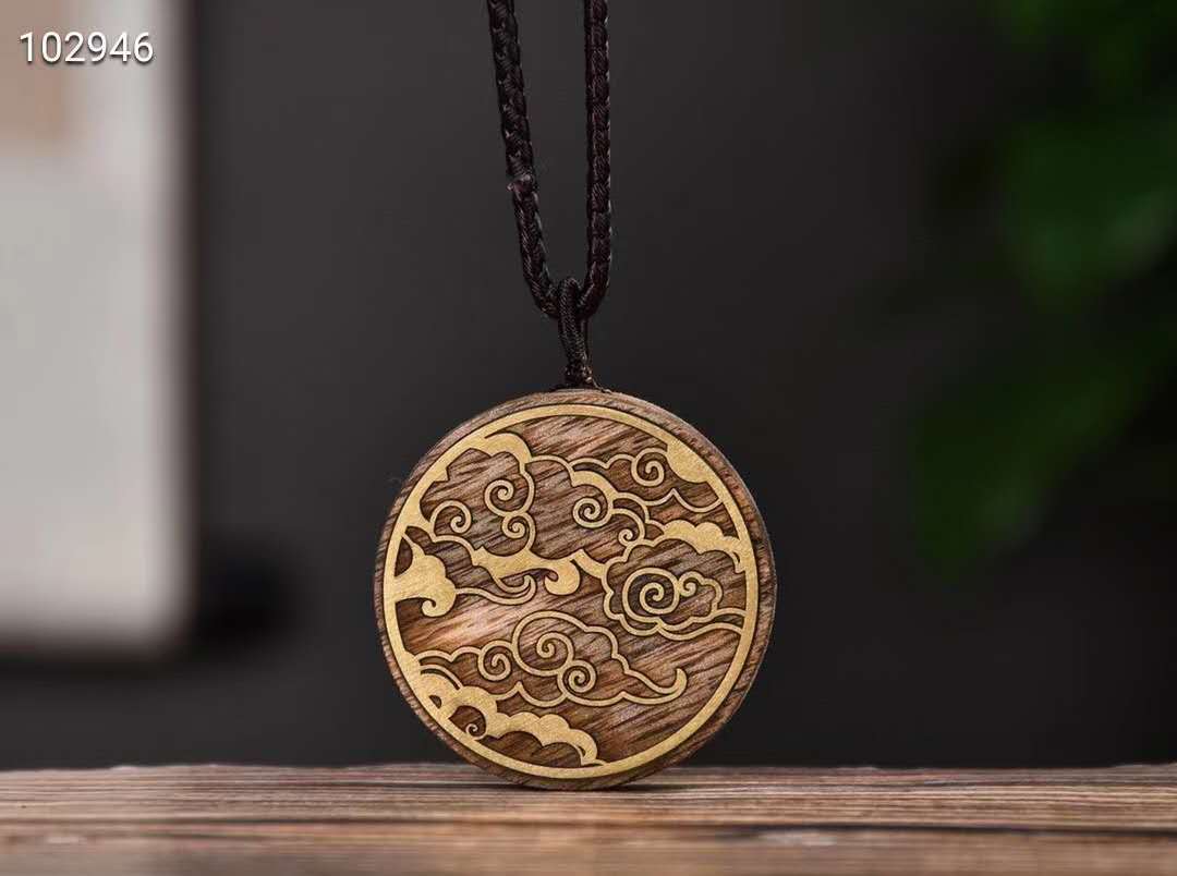 柬埔寨瑞气祥云沉香挂件中式半手工雕刻沉香木圆牌木质工艺品挂饰