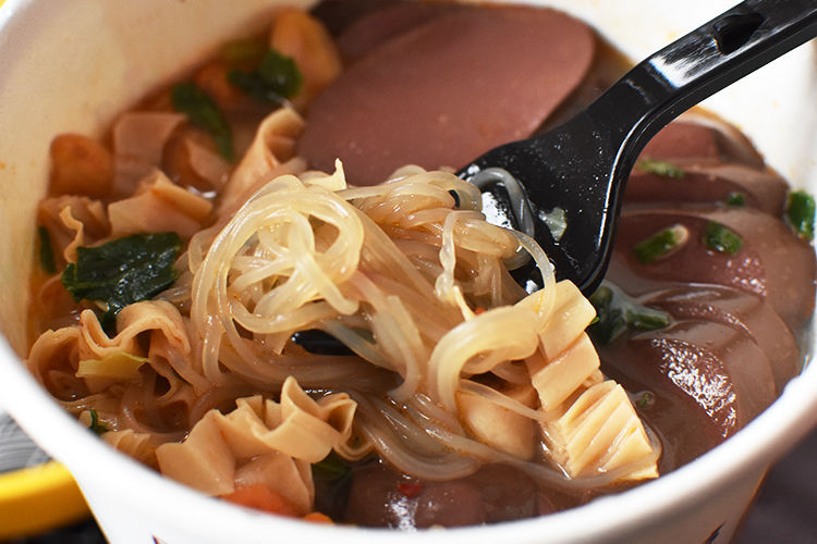 阿伯仔鸭血粉丝酸辣味鸭肠爆肚速食粉丝整箱速食网红方便面桶装