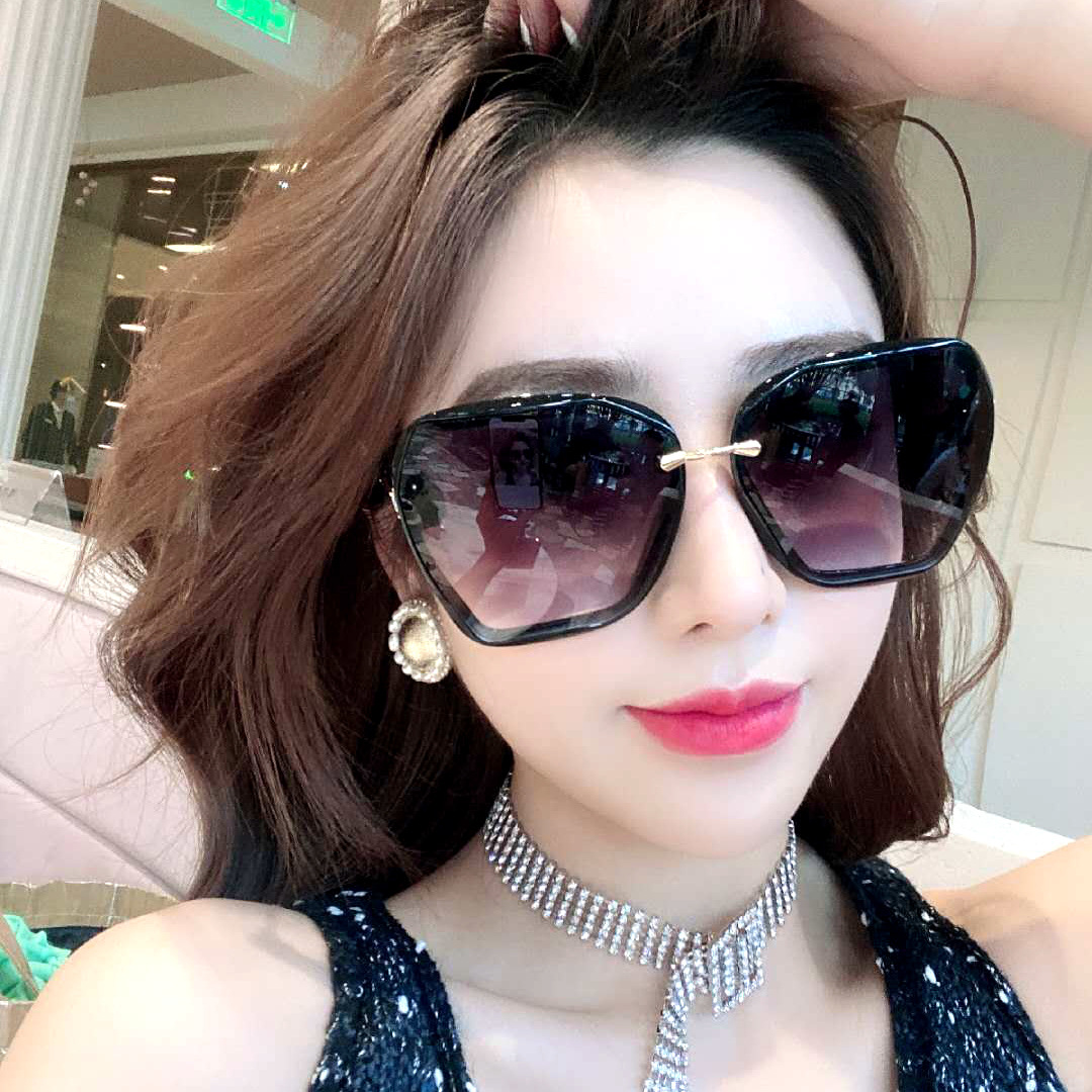 新款墨镜女太阳镜韩版潮带货时尚大框抖音ins同款经典pc镶钻眼镜