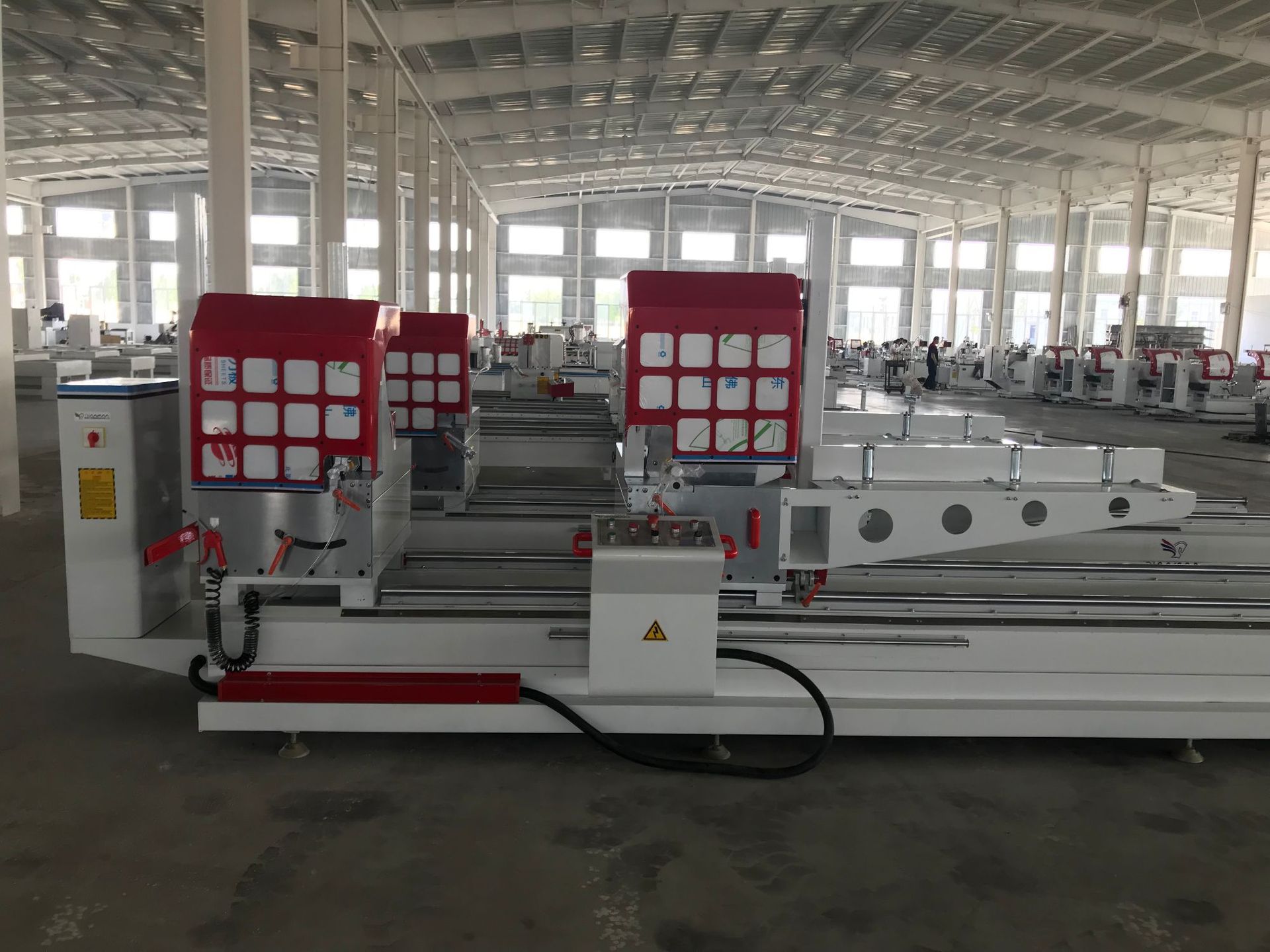 门窗设备厂断桥铝门窗加工设备价格铝合金门窗制作设备数控精密锯