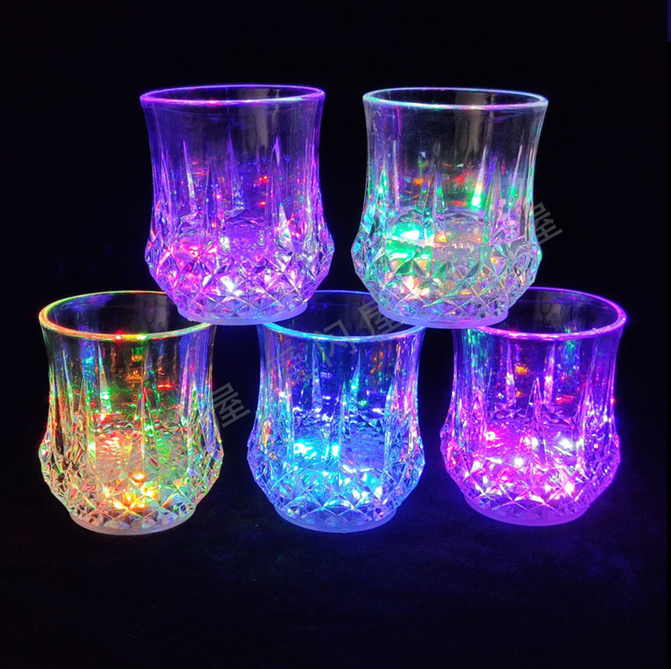 发光菠萝杯倒水亮闪光杯喝啤酒led杯子酒吧ktv钻石杯聚会礼品杯子