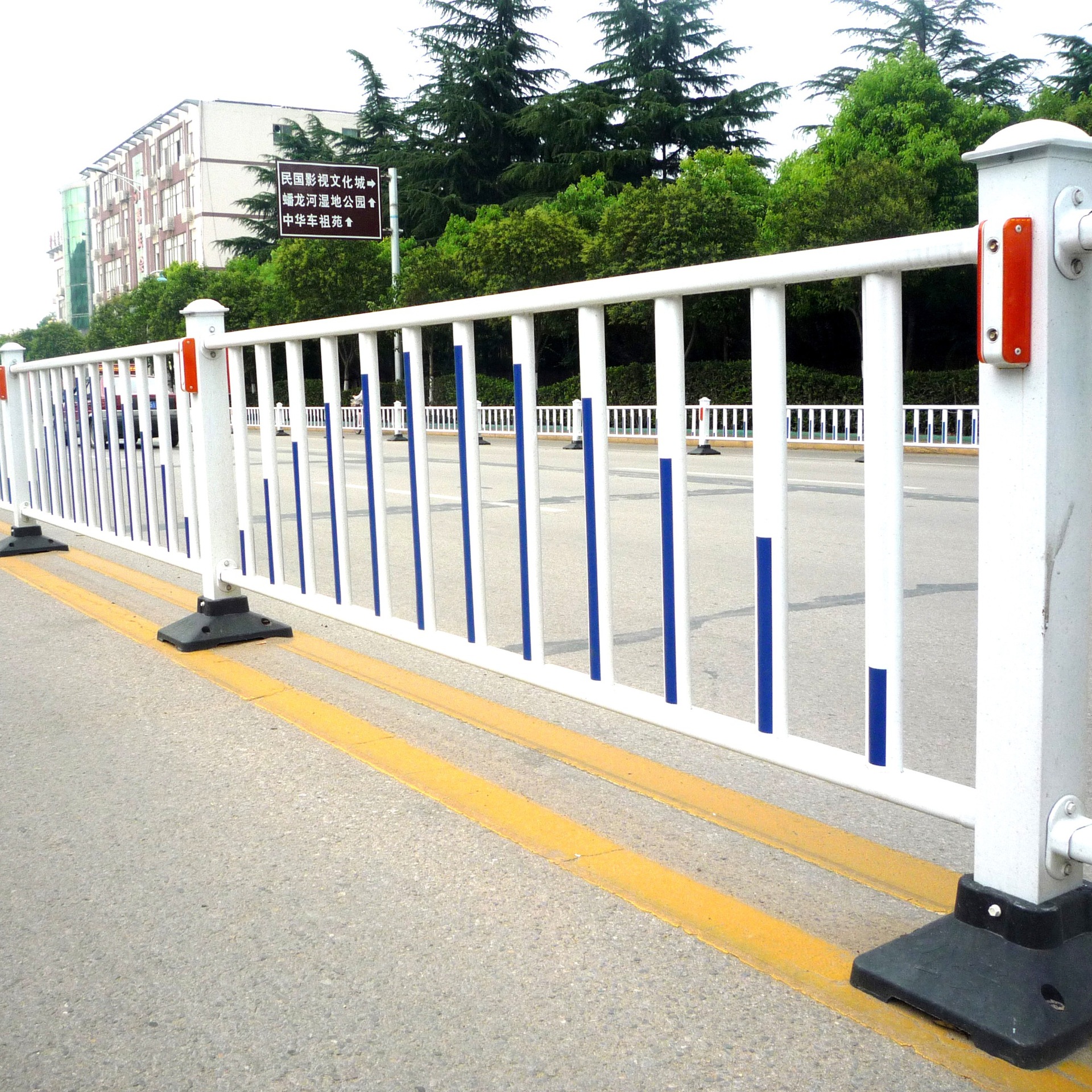 现货市政护栏马路隔离护栏m型工程公路京式防撞防炫目护栏可定制