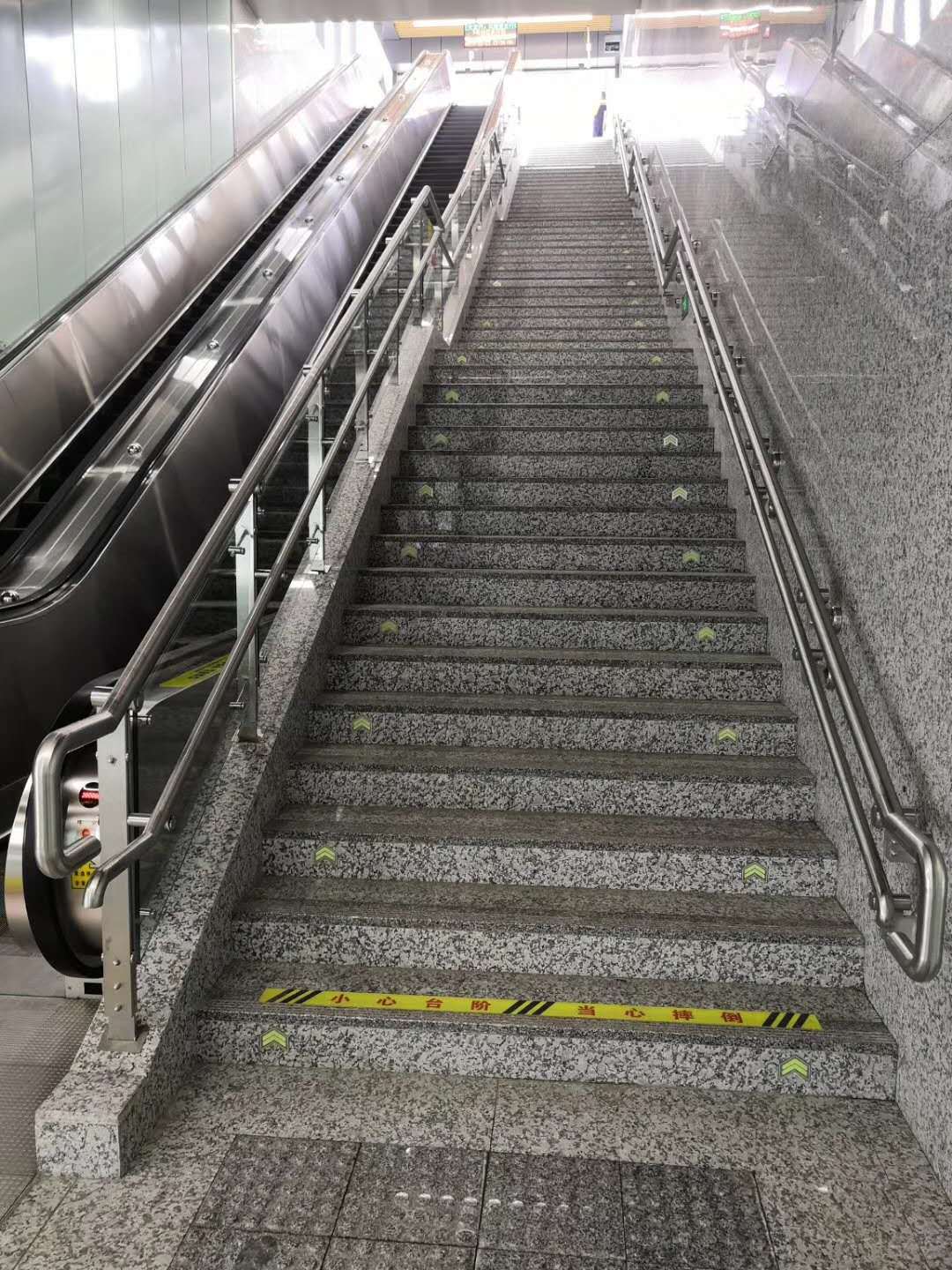 地铁靠墙扶手不锈钢栏杆配件