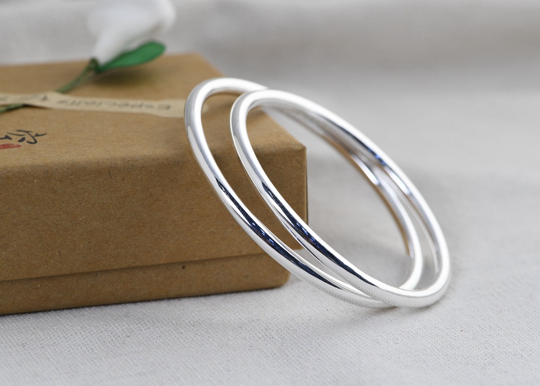 金鹿王 足银简单时尚光面素圈实心圆棍情侣送闺蜜男女文艺银手镯